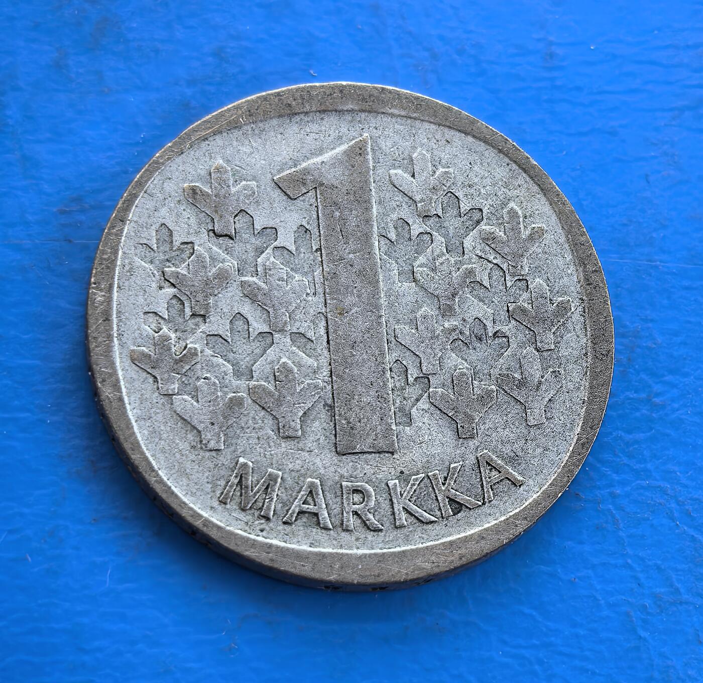 外国优质银币南亚香港苏联等专场，周六九点倒数截拍，满百包邮，持续收拍 芬兰1965年 1 马克银币，正面是芬兰国徽 “持剑雄狮” 图案，设计威严有力，尽显北欧国家的独特风格；背面是 “1” 字环以常春藤叶纹，设计清新雅致，温润包浆沉淀着冷战时期的历史底蕴，是兼具地域特色与时代记忆的收藏币种。