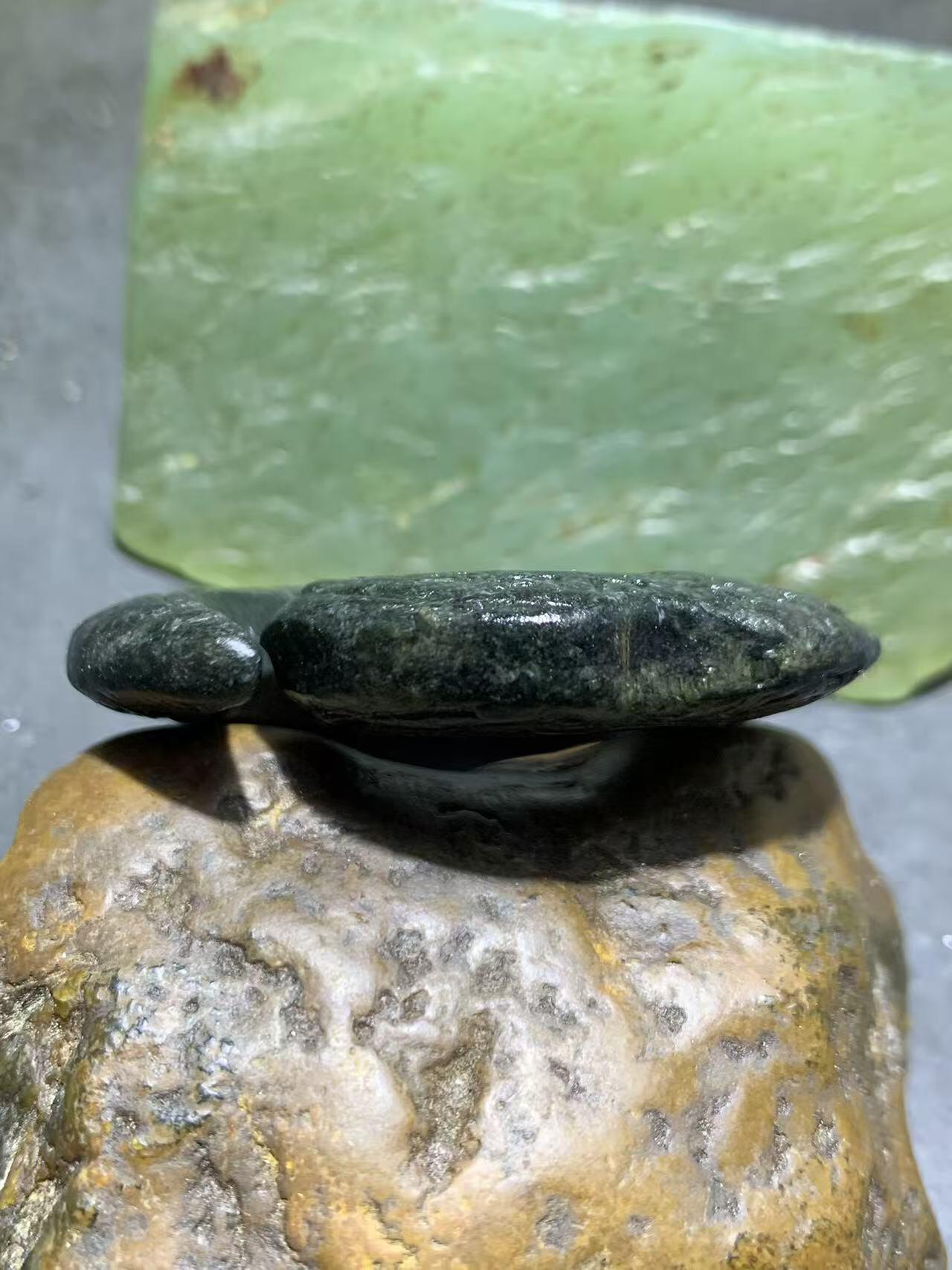 新疆和田青玉仿古纹勾玉通货吊坠1个，