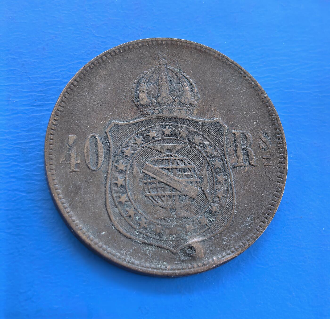 外国优质银币南亚香港苏联等专场，周六九点倒数截拍，满百包邮，持续收拍 巴西帝国1875 年 40 瑞斯铜币，正面为佩德罗二世侧面像，环刻头衔与年份；背面是带皇冠的帝国纹章，环绕面值，斑驳包浆与绿锈尽显百年沧桑，是南美帝国时代钱币收藏的代表性藏品。