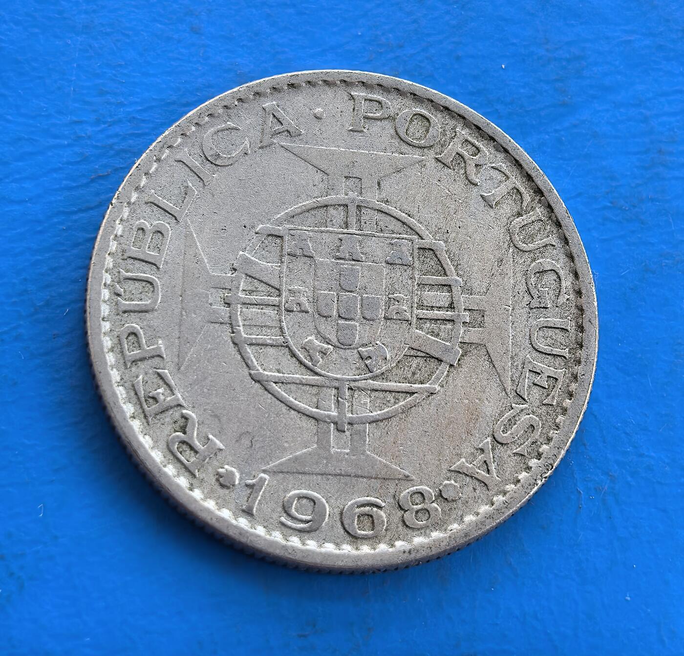 外国优质银币南亚香港苏联等专场，周六九点倒数截拍，满百包邮，持续收拍 葡属莫桑比克1968年10 埃斯库多，正面为葡萄牙共和国国徽与地球仪浮雕，象征殖民时代的航海扩张；背面是莫桑比克属地纹章，承载葡属非洲的历史印记，包浆温润，兼具殖民史料价值与收藏意义。