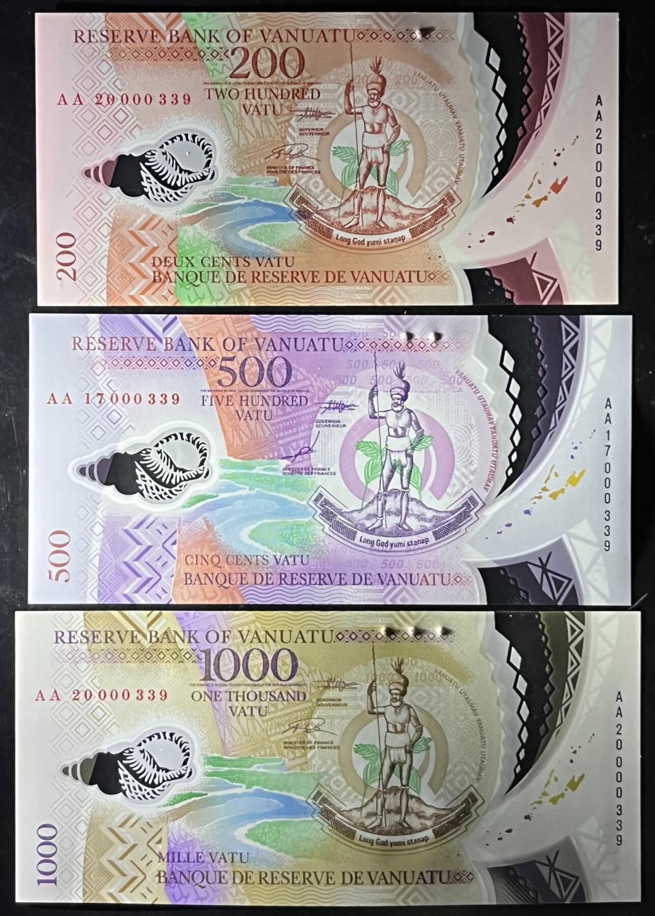 小福收藏拍卖第199期 裸钞场 本期有多张豹子号靓号 瑞士1000法郎 经典提香 毛里求斯首发年大全套 白俄罗斯5000000卢布 苏里南10000盾  爱沙尼亚  苏丹 西班牙 保加利亚 古巴等多国精美纸币 瓦努阿图 2006-2020年 200 500 1000瓦图 AA+年份+000339 首发冠全同百位小号 3张套 unc