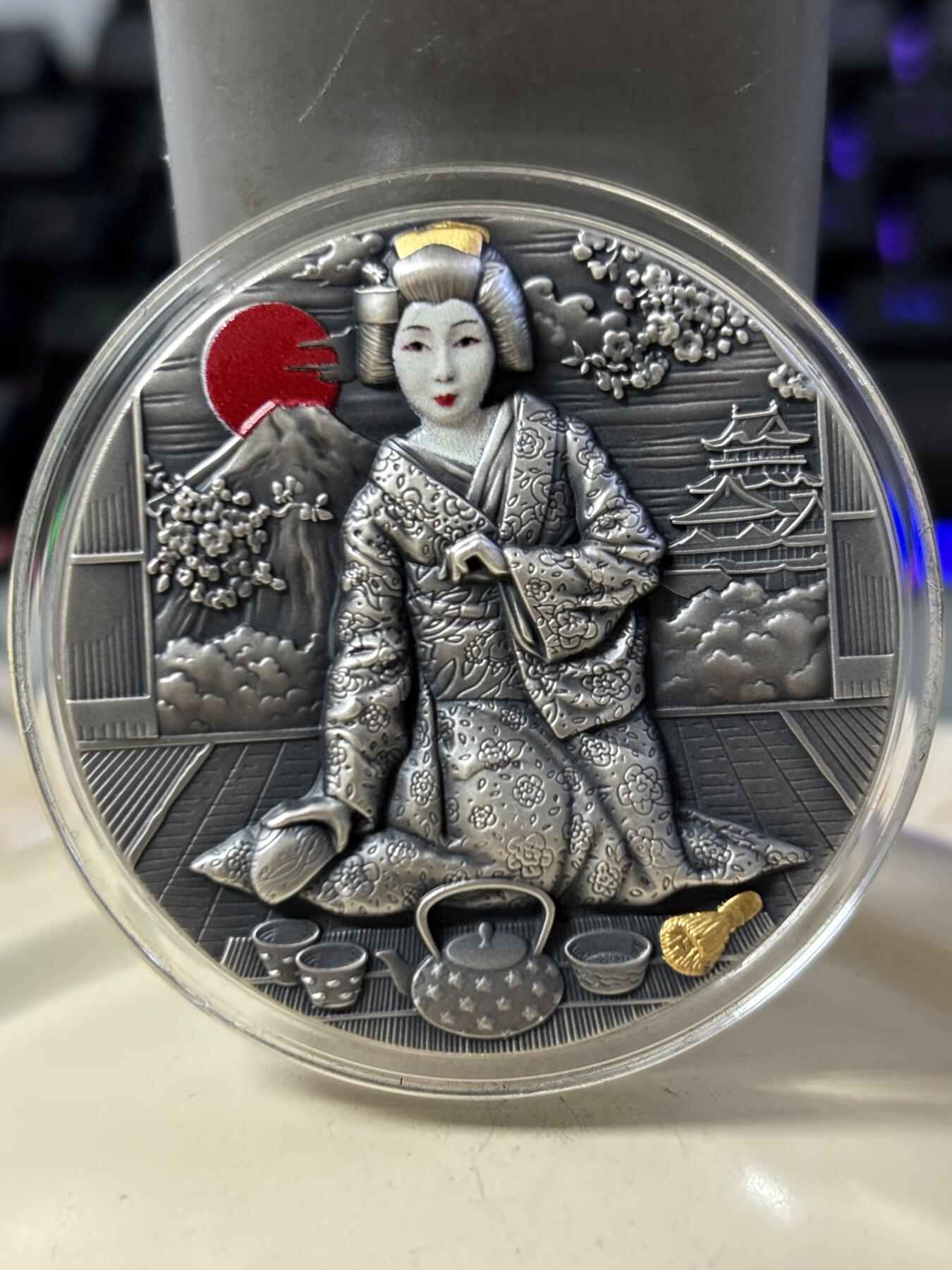 第188期拍卖 纽埃2019年日本文化系列(1)-艺伎茶艺 2盎司超高浮雕仿古镀金彩色银币. 999银，发行500枚