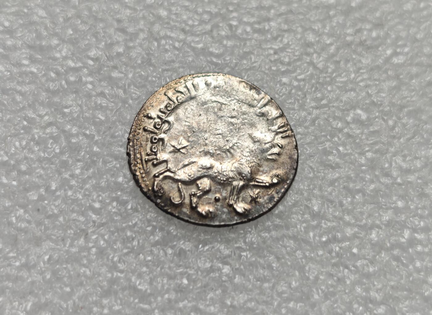 瓶子🏺第225期拍卖会 罗姆苏丹国1第尔汗银币 ​回历641年  公元1243年打制 ​凯霍斯鲁二世 ​ 狮子与太阳  上方为阿拉伯文铭文：伊玛目，穆斯坦绥尔，信徒们的领袖   ​反 至伟至大的苏丹，世界与宗教的援助者，凯霍斯鲁，凯库巴德之子；环绕阿拉伯文铭文：此第尔汗于六百四十又一年打制于科尼亚 ​  打制地科尼亚，今土耳其，科尼亚市  