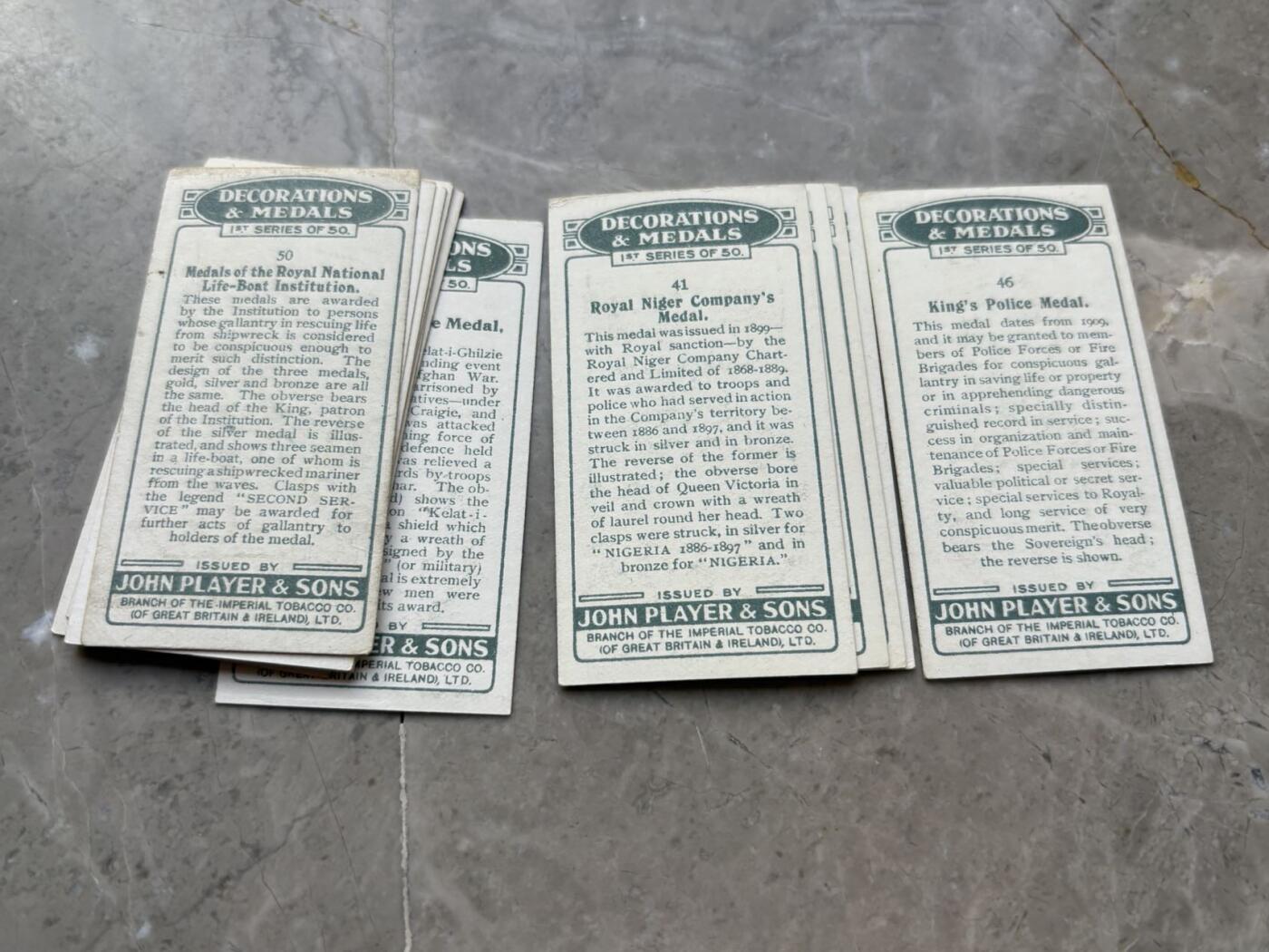 盛世勋华——号角文化勋章邮票专场拍卖第299期 英国1927年“战争勋章与奖章”系列烟卡（共50种 ），收录1815年至1927年英国及英帝国各时期军事勋章、战役奖章，包括一鸦，二鸦，庚子，西藏等，正面为勋章图案与勋带，背面附详细历史背景与授予规则。并附有详细文字介绍。