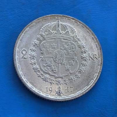 外国优质银币南亚香港苏联等专场，周六九点倒数截拍，满百包邮，持续收拍 - 原光瑞典1947年2 克朗银币，正面是古斯塔夫五世国王侧面像，轮廓沉稳威严；背面为瑞典皇家盾形纹章，搭配皇冠与花叶装饰，承载北欧王室历史印记，银质包浆温润，兼具复古质感与收藏价值。