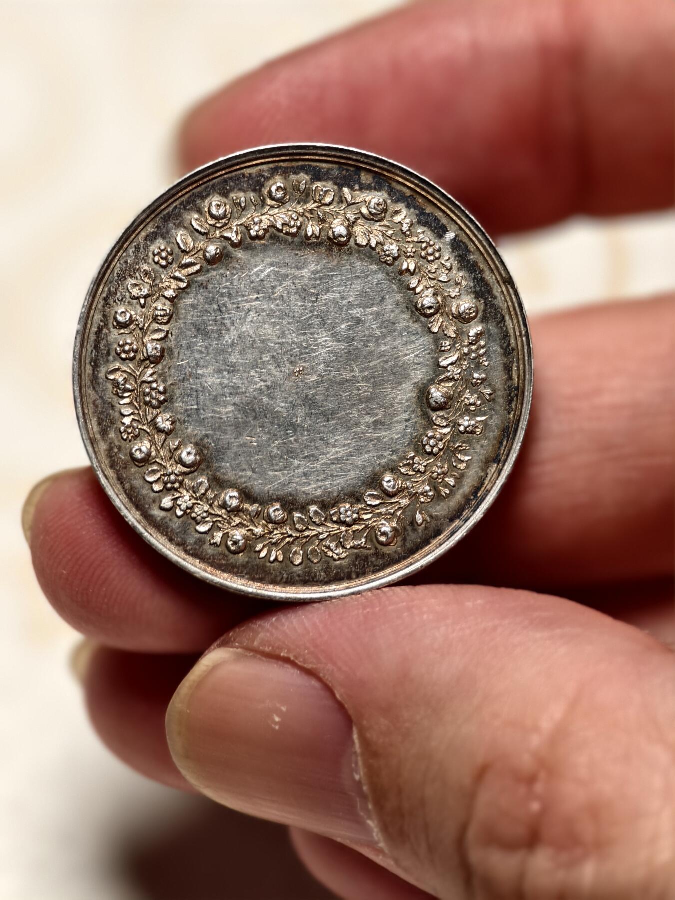 抚柳草堂-第八期章牌钱币 奖章勋章限时免佣 满百包邮 放漏专场 19世纪法国婚姻与爱情纪念银章  950银12.4g  29.5mm 早期手指银标 原铸精品 细节非常好无磕无划未刻名 可以自用