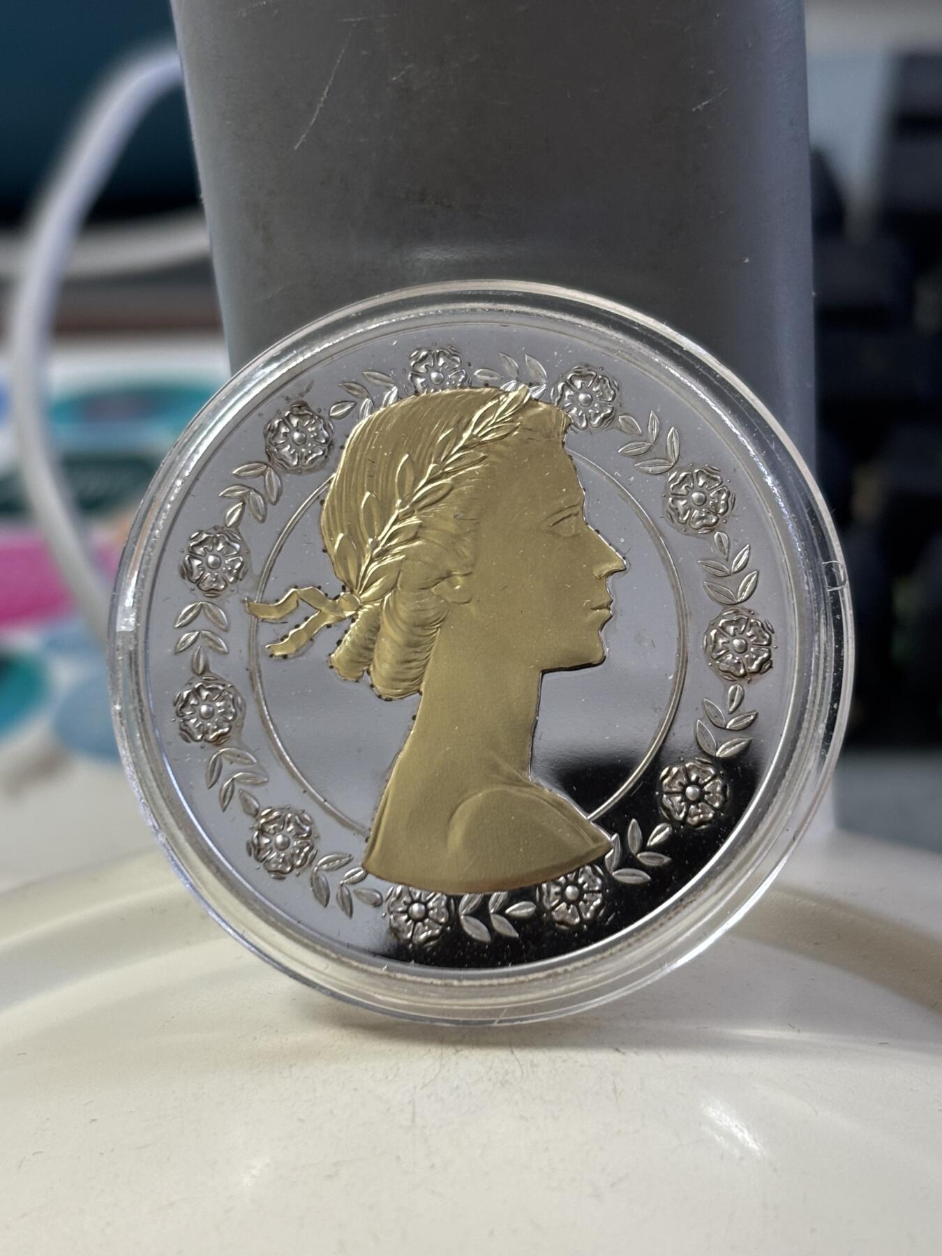 第188期拍卖 新西兰2015在位时间最长君主女王头像旋转镀金银币，999银镀金，发行2015枚