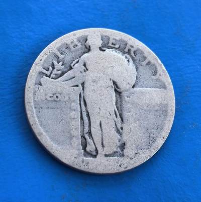 外国优质银币南亚香港苏联等专场，周六九点倒数截拍，满百包邮，持续收拍 - 美国站姿自由女神 25 美分银币，正面是手持橄榄枝、身披斗篷的自由女神像轮廓，虽经磨损仍显庄重；背面为展翅俯冲的雄鹰图案，承载美国早期流通币历史，银质包浆温润，兼具历史纪念与收藏价值。