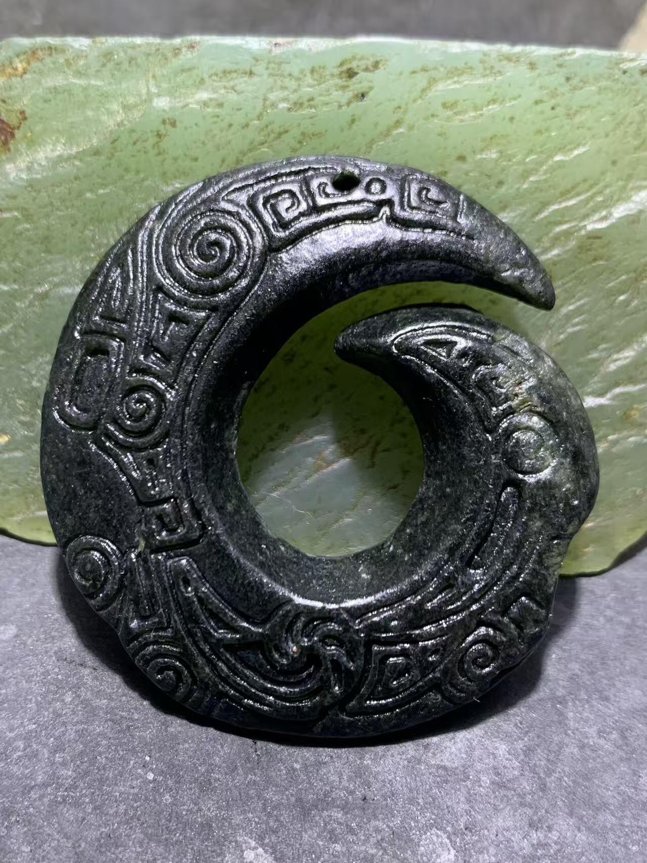 新疆和田青玉仿古纹勾玉通货吊坠1个，