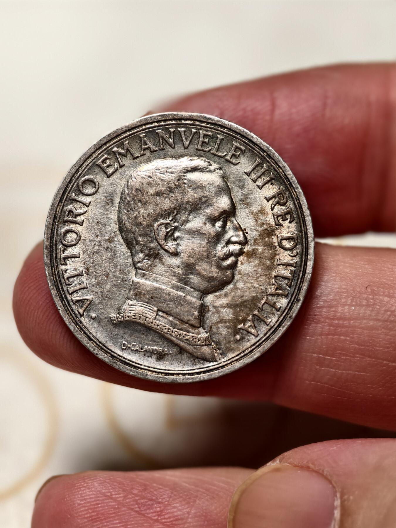 抚柳草堂-第八期章牌钱币 奖章勋章限时免佣 满百包邮 放漏专场 1915意大利维克托里奥努玛埃莱三世 马车2里拉银币 重10.1g 雕刻精美 非常漂亮的品种