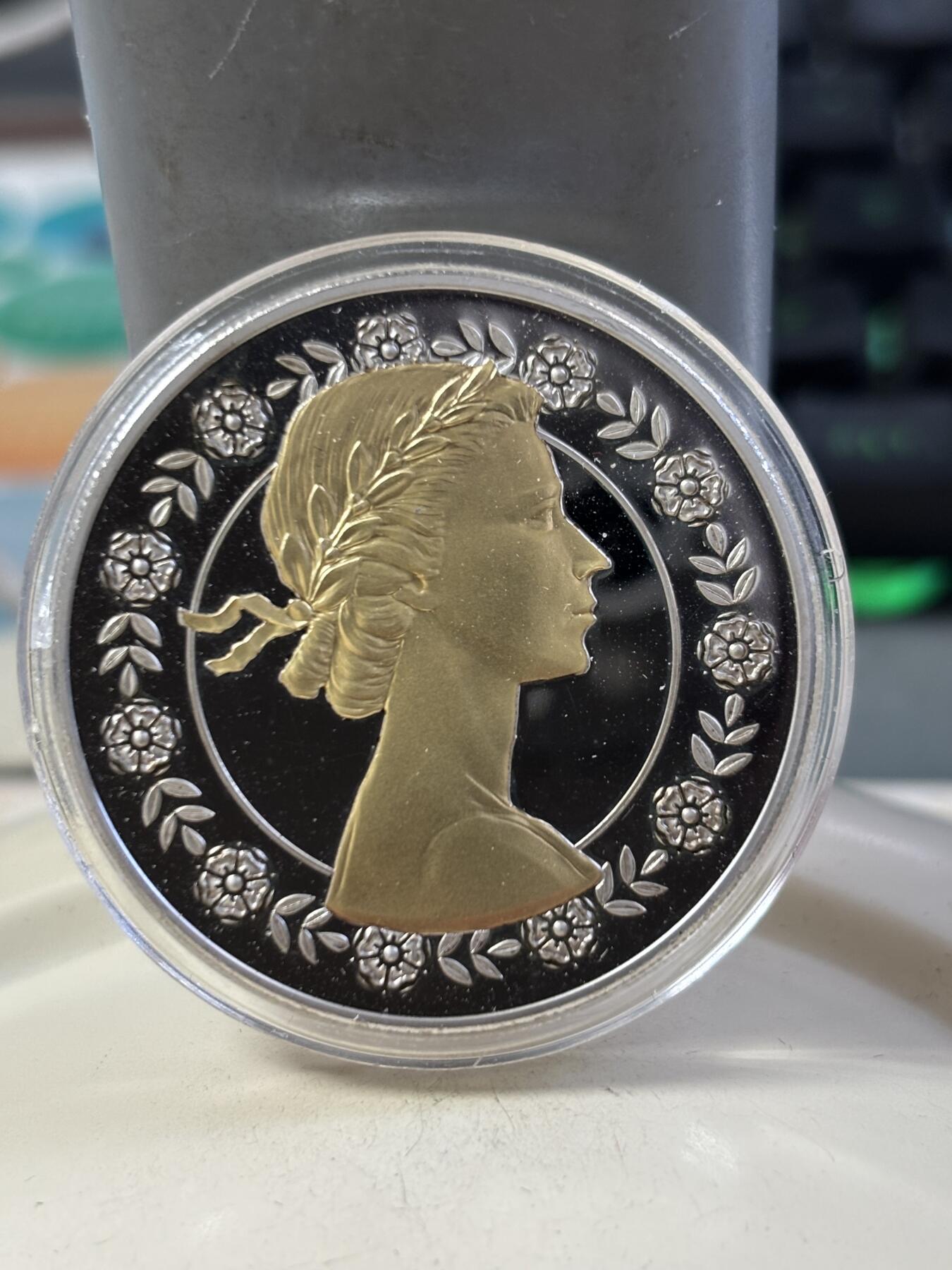 第188期拍卖 新西兰2015在位时间最长君主女王头像旋转镀金银币，999银镀金，发行2015枚