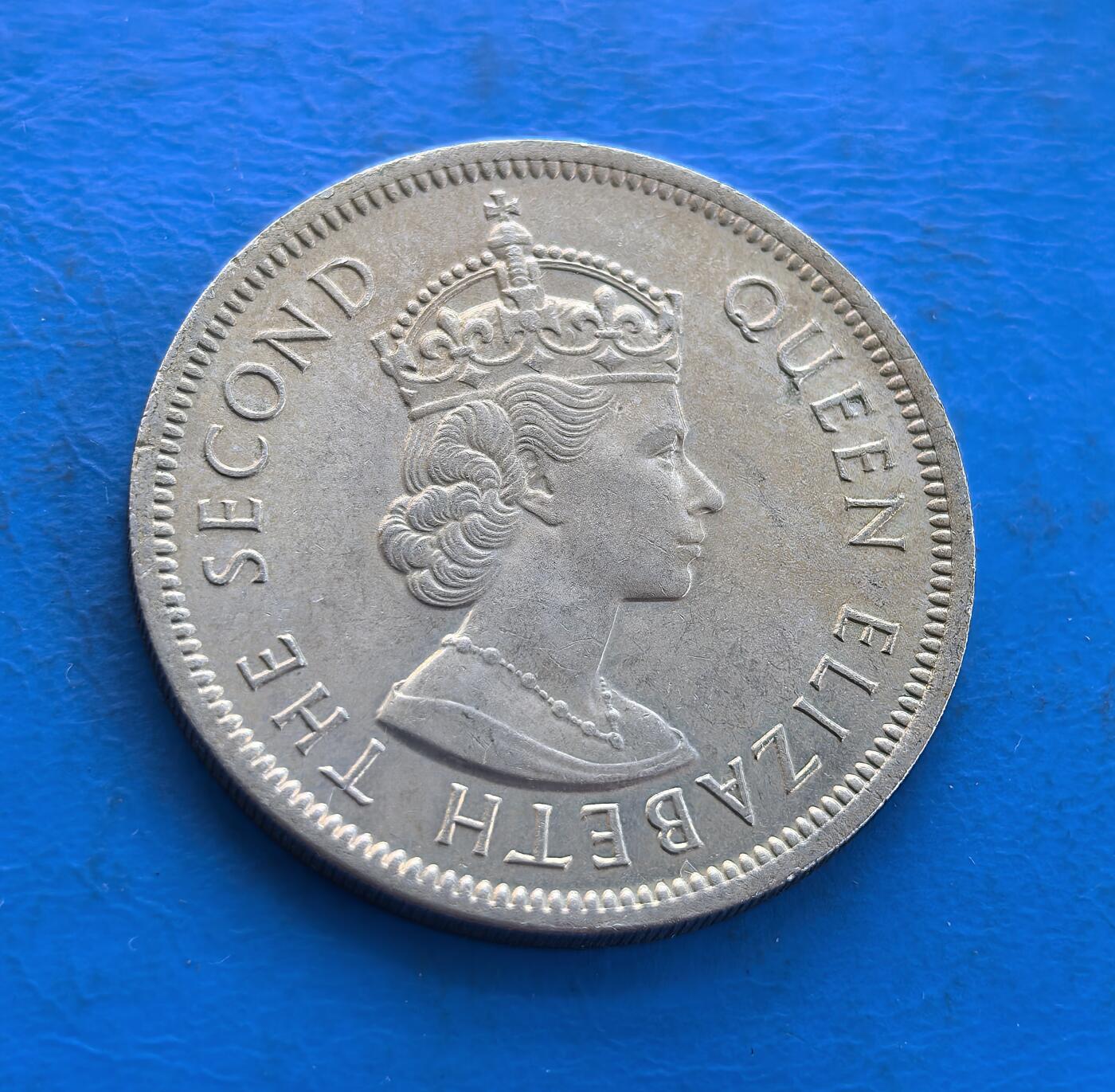 外国优质银币南亚香港苏联等专场，周六九点倒数截拍，满百包邮，持续收拍 原光1974年香港壹圆，正面为英女王伊丽莎白二世侧面像，环刻 “ELIZABETH THE SECOND QUEEN” 字样；背面是戴皇冠的狮子图案，搭配 “香港 壹圆” 字样与英文 “ONE DOLLAR”。原光包浆保留出厂光泽，见证英属香港末期货币历史，是近代殖民钱币收藏的优质品类。