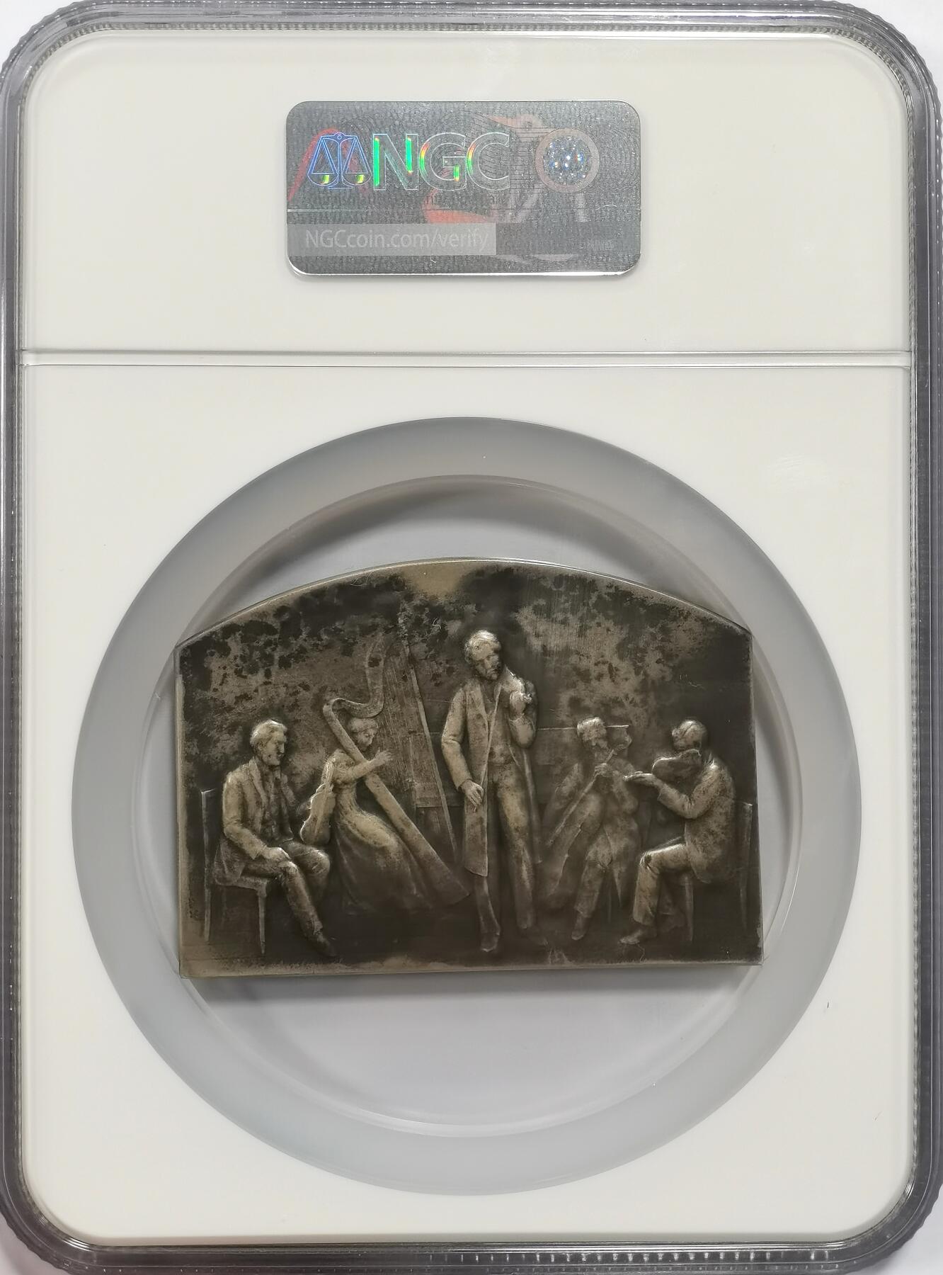 博洋堂世界钱币拍卖第157期（全场包邮） NGC MS62 SAMF作品46号，银章，标题：音乐，费南德·大卫作品，规格：57×75毫米，年份：1908年，铸量：铜章99枚，银章52枚，法定缴存4枚，作者留存2枚，大卫在这枚章牌的正面刻画了他曾在1902年沙龙上展出的名为“小提琴手（又名“音乐”）”的雕像。该雕塑是这位艺术家的第一件重要作品，吸引了大量关注，并由法国国家收购。