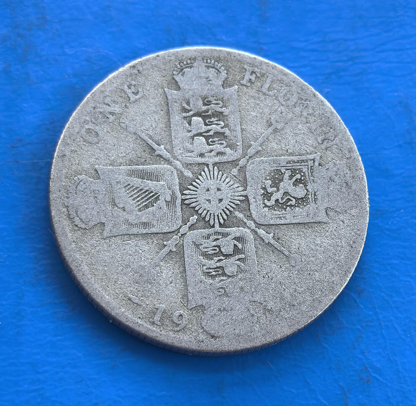 外国优质银币南亚香港苏联等专场，周六九点倒数截拍，满百包邮，持续收拍 英国乔治五世时期的佛罗林银币，正面是国王侧面像，轮廓沉稳刚毅，尽显英联邦王室风范；背面是四分盾纹国徽设计，细节厚重，温润包浆沉淀着 20 世纪初的历史底蕴，是兼具英伦特色与时代记忆的收藏币种。