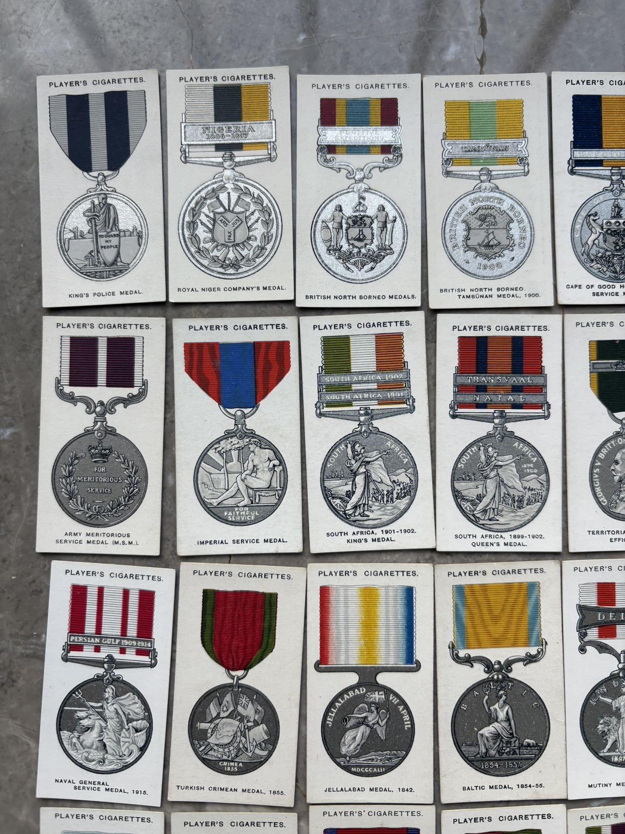 盛世勋华——号角文化勋章邮票专场拍卖第299期 英国1927年“战争勋章与奖章”系列烟卡（共50种 ），收录1815年至1927年英国及英帝国各时期军事勋章、战役奖章，包括一鸦，二鸦，庚子，西藏等，正面为勋章图案与勋带，背面附详细历史背景与授予规则。并附有详细文字介绍。