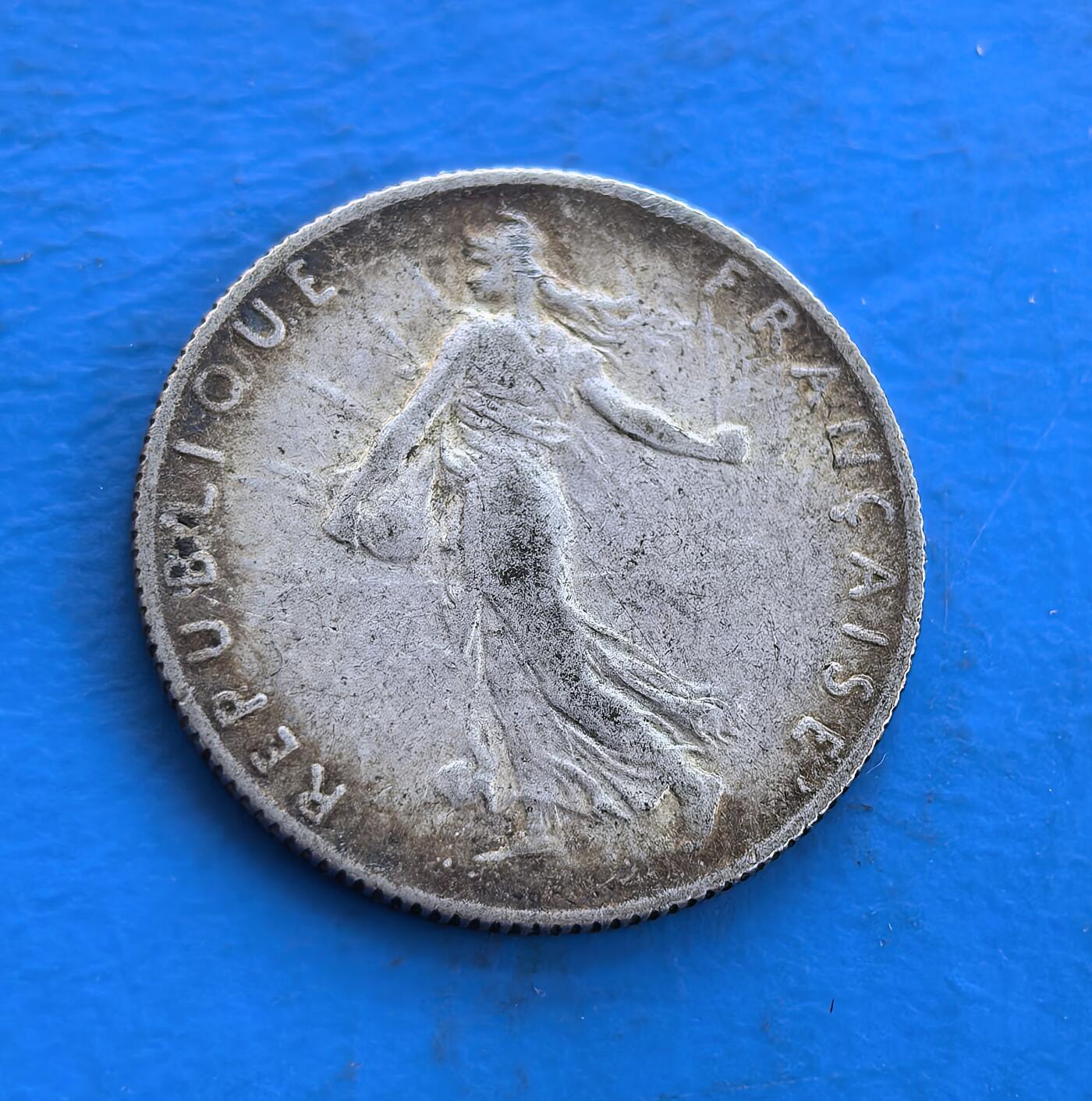 外国优质银币南亚香港苏联等专场，周六九点倒数截拍，满百包邮，持续收拍 法国 1916 年50 分播种女神银币，正面是经典播种女神浮雕，身姿舒展，动感十足；背面橄榄枝纹搭配 “自由、平等、博爱” 箴言，百年历史沉淀出温润包浆，兼具艺术美感与收藏价值。