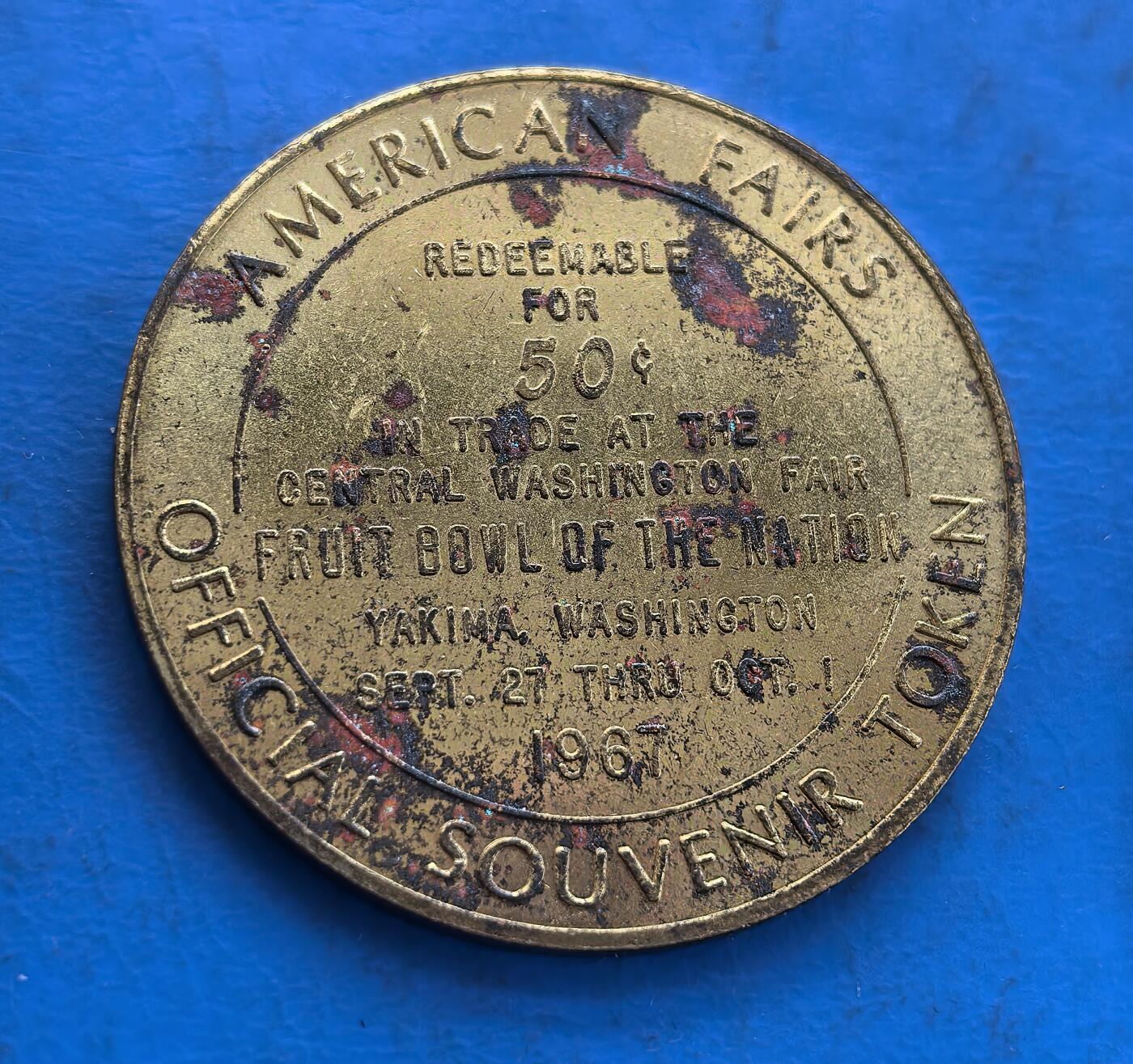 外国优质银币南亚香港苏联等专场，周六九点倒数截拍，满百包邮，持续收拍 美国1967 年华盛顿州博览会50分纪念铜质代币，正面为 “25th Anniversary” 字样与月桂叶花环浮雕；背面标注可兑换 50 美分及博览会信息。复古包浆承载当地农业盛会历史，兼具纪念与实用价值，是美国地方展会代币的特色品类。