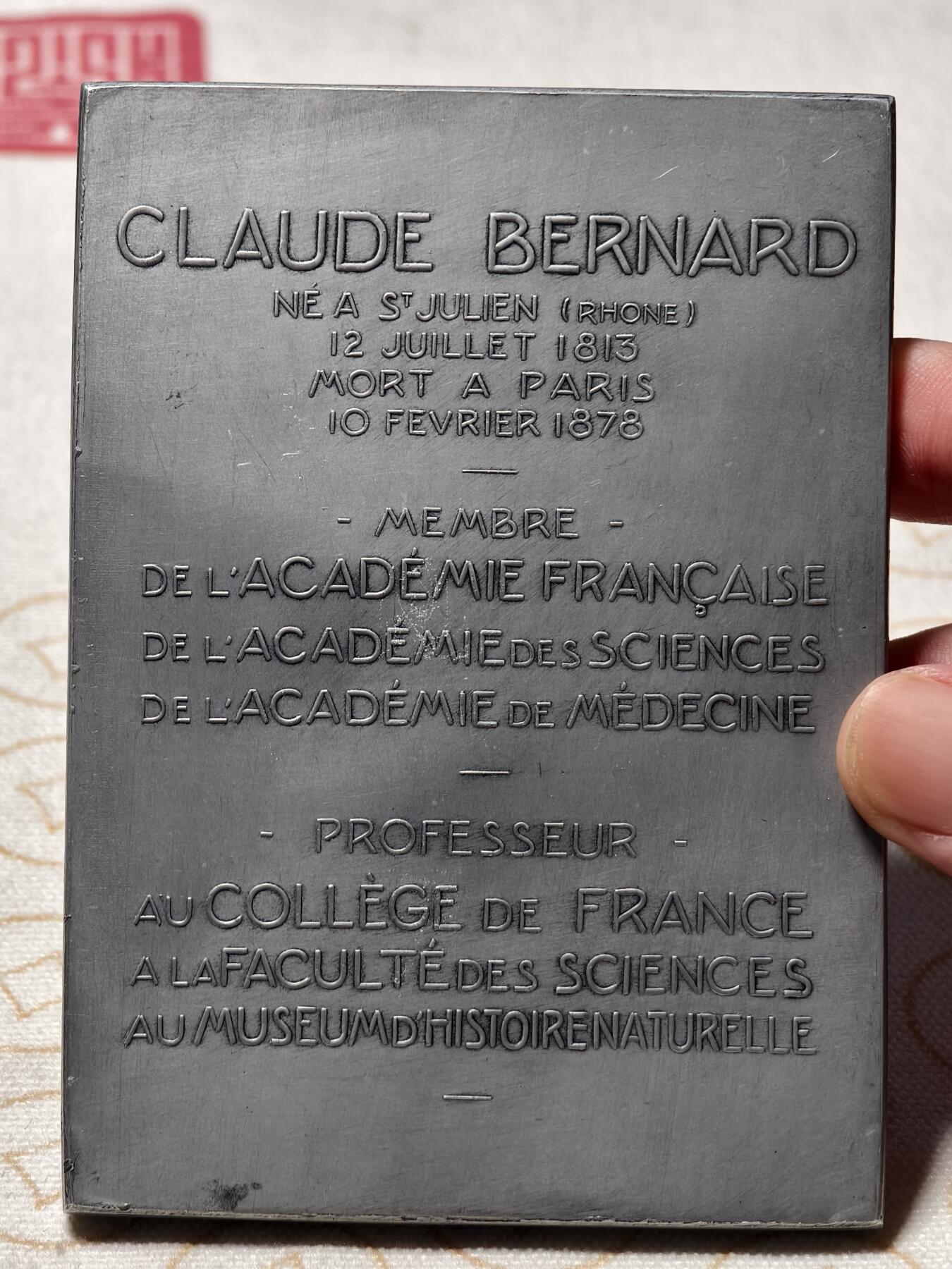 抚柳草堂-第八期章牌钱币 奖章勋章限时免佣 满百包邮 放漏专场 1913法国生物学家克劳德纳德诞辰百年铝质纪念章  重133.9g 80*110.5mm 三角边铭 原盒美品 特殊材质保存不易