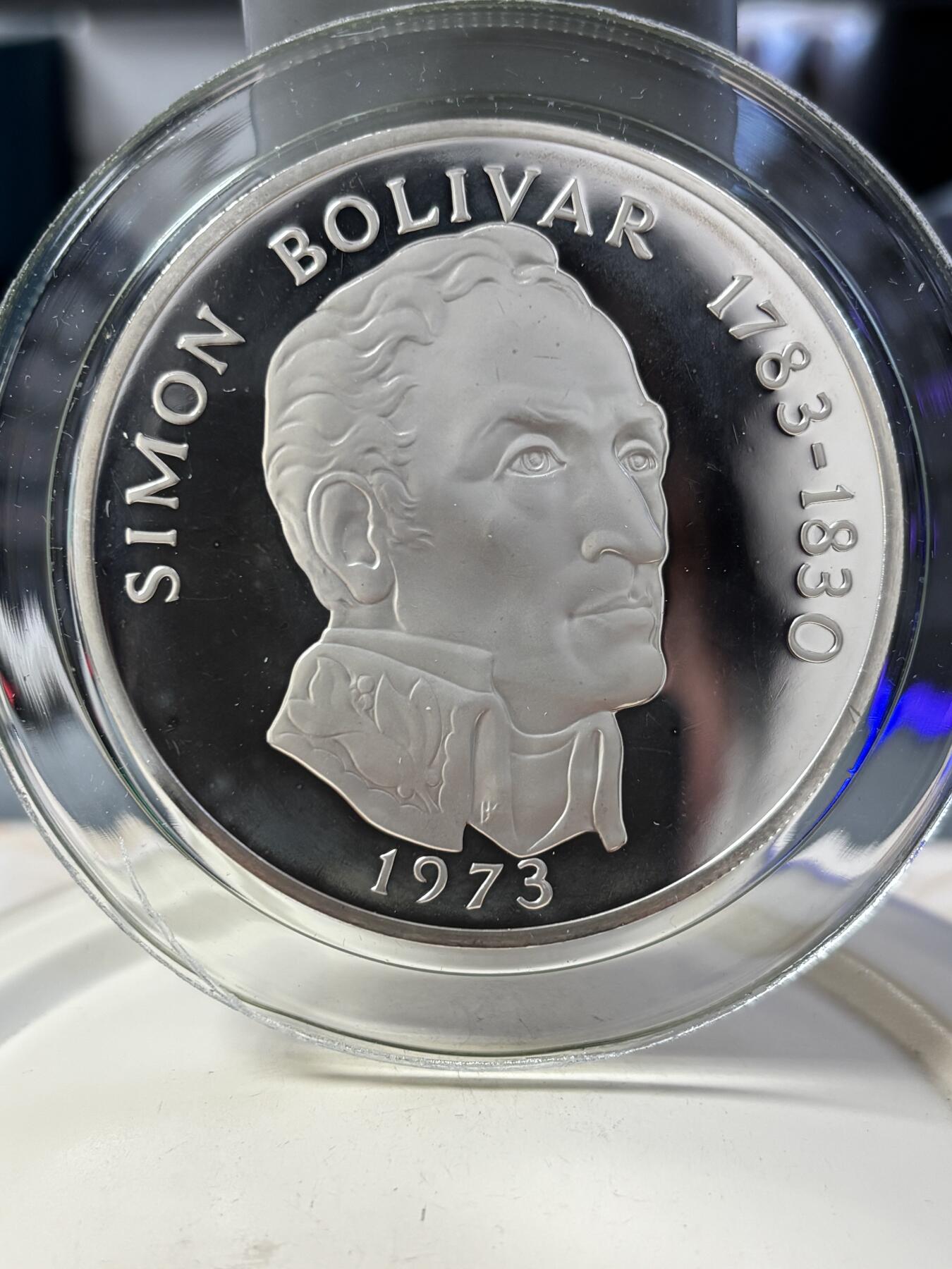 第188期拍卖 巴拿马1973年人物西蒙·博利卡130.51克纪念银币带盒证书，有瑕疵，直径60毫米，材料价2470