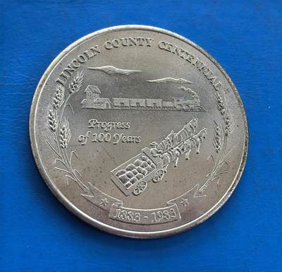 外国优质银币南亚香港苏联等专场，周六九点倒数截拍，满百包邮，持续收拍 - 发行量仅2000枚，美国华盛顿州林肯县的百年纪念币（直径40mm，重21.8克），搭配州花、雷尼尔山与飞鸟浮雕；呈现火车与马车图案，象征百年发展历程。细腻包浆承载地域历史，兼具纪念与收藏价值，是美国地方纪念币的特色品类。