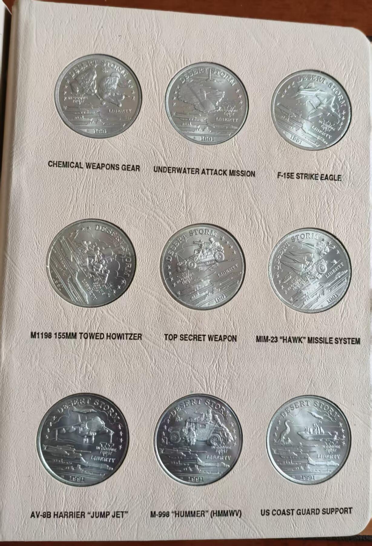 ❤️【币观天下】❤️ 第339期钱币拍卖- 2026.1.16周五晚上6点半场-长期征集拍品 赫特河1991年海湾战争纪念套币 名誉品，军事爱好者的不二选择，全套45枚，面值5元，图案为参战的各种武器，M60/F15/F18/陶氏反坦克导弹/爱国者/驱逐舰/潜艇等海陆空各种武器，作为第一个因为新冠而灭亡的国家，此套赫特河省的全副武装和沉甸甸的手感让你真正体会到人无我有，人有我精！