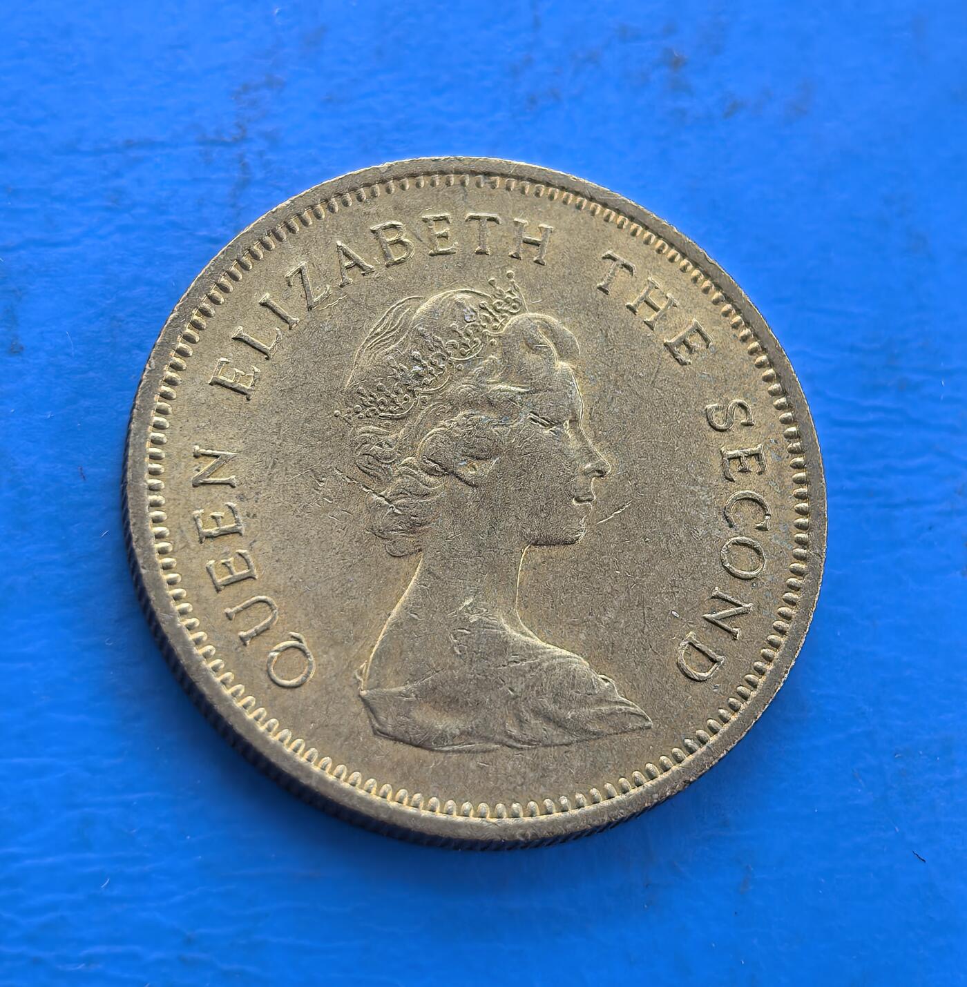 外国优质银币南亚香港苏联等专场，周六九点倒数截拍，满百包邮，持续收拍 原光1980年香港伍毫铜币，正面为英女王伊丽莎白二世侧面像，环刻 “QUEEN ELIZABETH THE SECOND” 字样；背面是 “香港 伍毫” 字样与英文 “FIFTY CENTS”。原光包浆保留了出厂光泽，见证英属香港末期的货币历史，是近代殖民钱币收藏的优质品类。