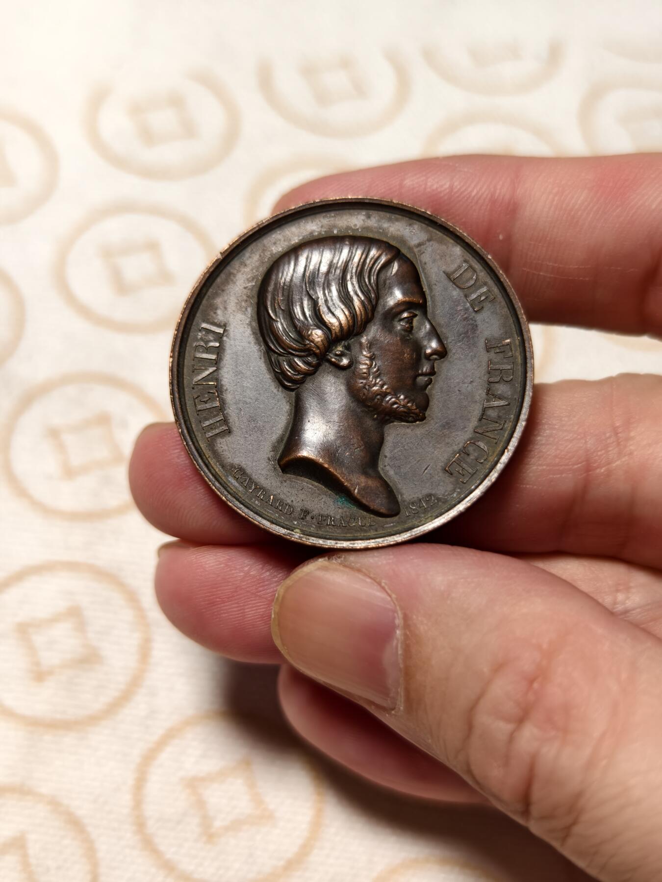 抚柳草堂-第八期章牌钱币 奖章勋章限时免佣 满百包邮 放漏专场 1843法国波旁王朝复辟时期末代王太子 波尔多公爵亨利德法兰西 非常不错的品种 早期光边原铸直径36mm 1830年8月2日至9日被拥立为国王七天后被奥尔良公爵路易·菲利普取代 流亡期间仅保留尚博伯爵头衔