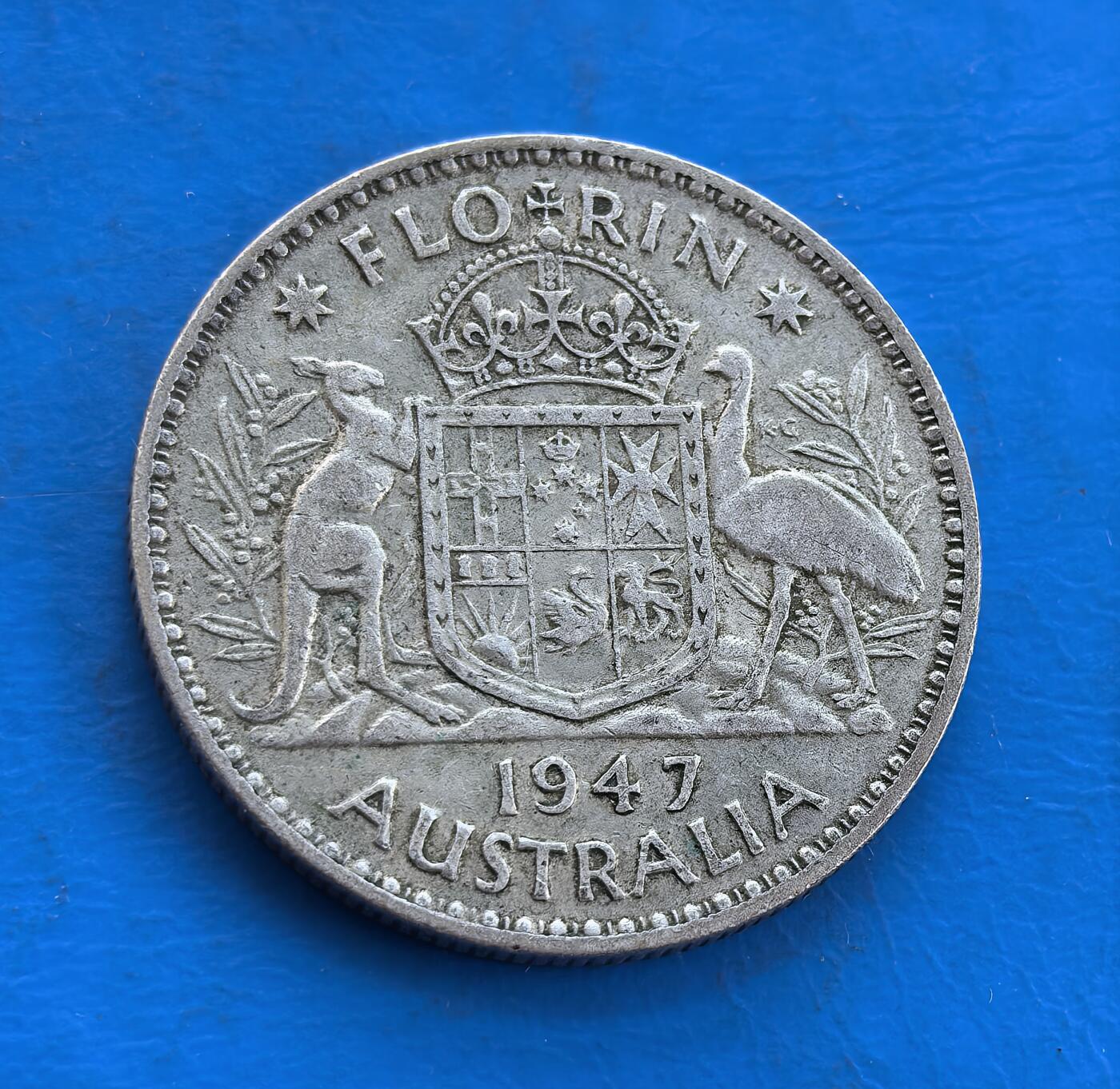 外国优质银币南亚香港苏联等专场，周六九点倒数截拍，满百包邮，持续收拍 澳大利亚1947 年乔治六世佛罗林银币，正面是国王侧面像，轮廓沉稳刚毅，尽显英联邦王室风范；背面是袋鼠与鸸鹋守护的盾形国徽，细节饱满，温润包浆沉淀着二战后澳洲的历史底蕴，兼具地域特色与收藏价值。
