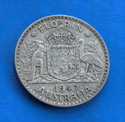外国优质银币南亚香港苏联等专场，周六九点倒数截拍，满百包邮，持续收拍 - 澳大利亚1947 年乔治六世佛罗林银币，正面是国王侧面像，轮廓沉稳刚毅，尽显英联邦王室风范；背面是袋鼠与鸸鹋守护的盾形国徽，细节饱满，温润包浆沉淀着二战后澳洲的历史底蕴，兼具地域特色与收藏价值。