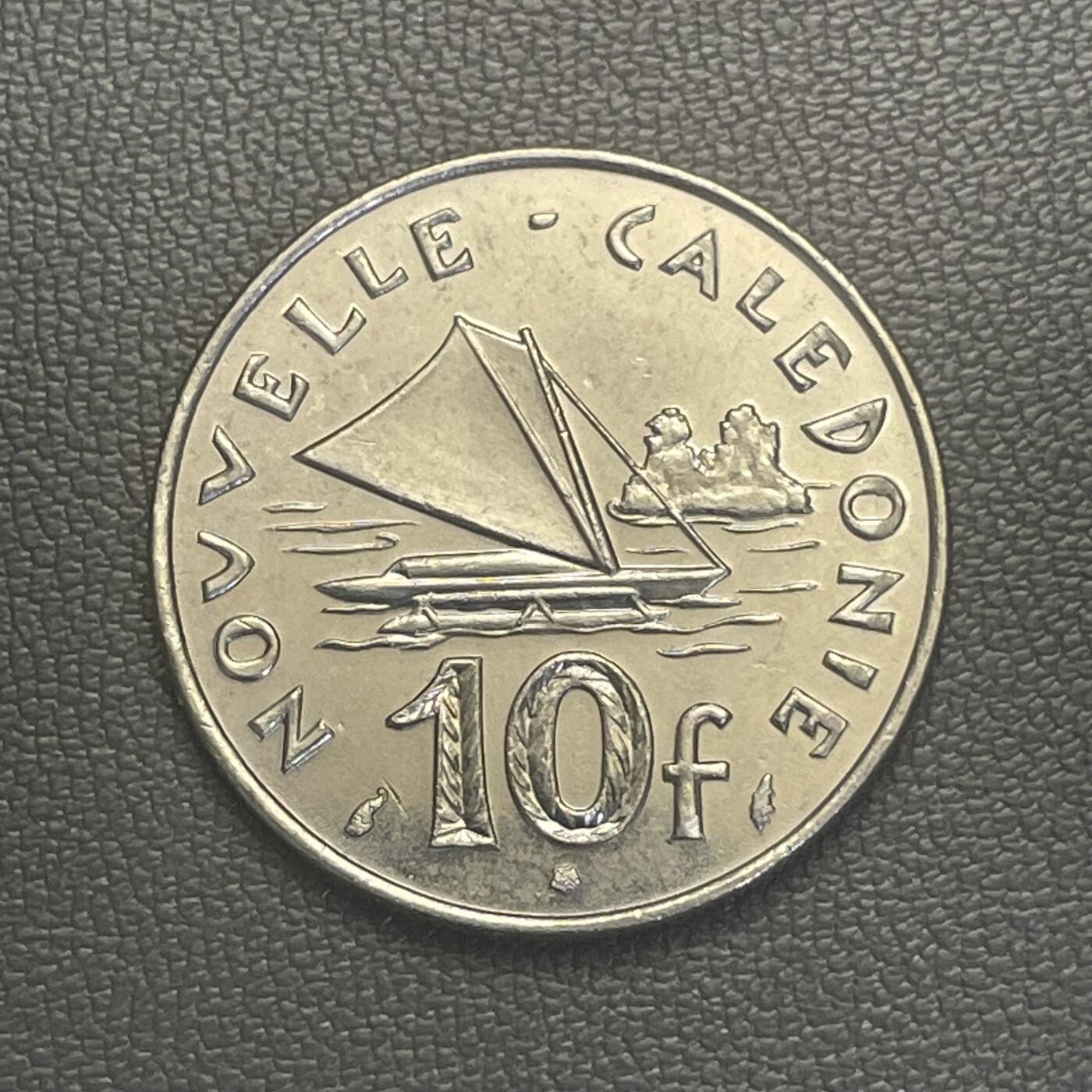 回流0119 全新法属新喀里多尼亚1990年10法郎 传统舷外支架独木舟