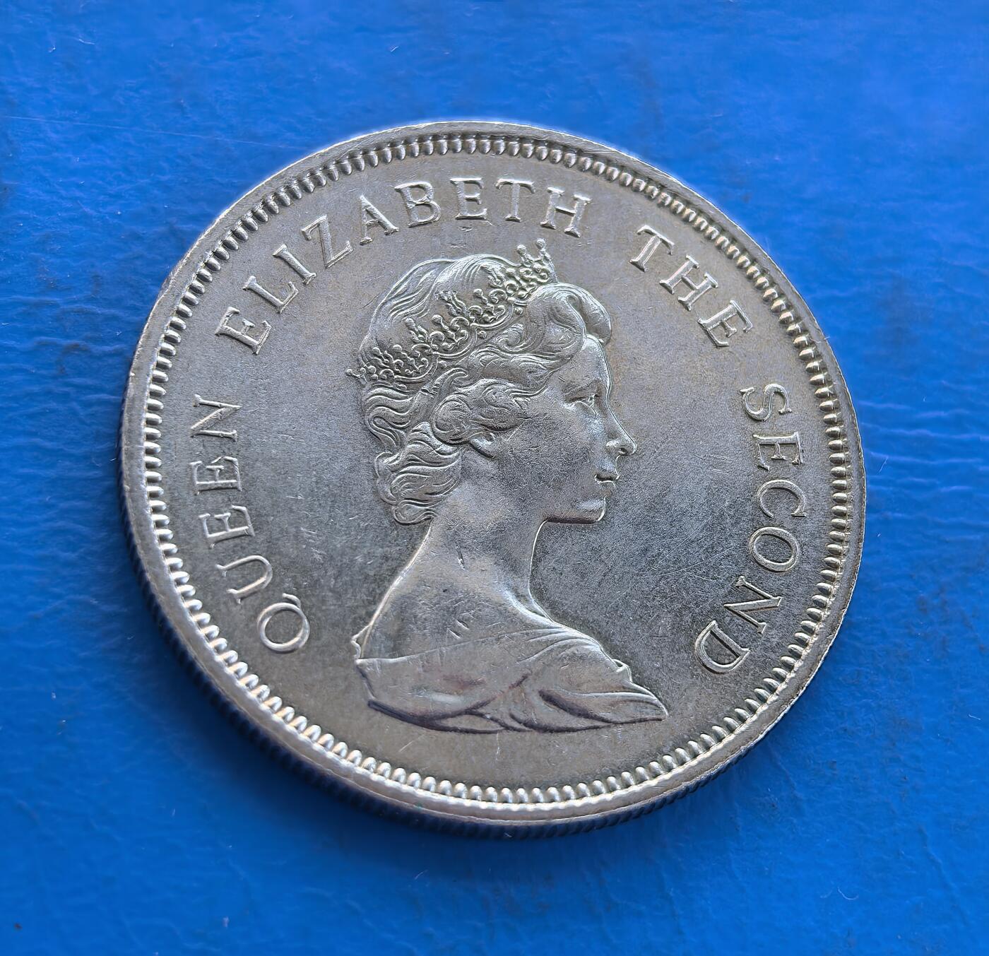 外国优质银币南亚香港苏联等专场，周六九点倒数截拍，满百包邮，持续收拍 原光1980年香港壹圆，正面为英女王伊丽莎白二世侧面像，环刻 “QUEEN ELIZABETH THE SECOND” 字样；背面是戴皇冠的狮子图案，搭配 “香港 壹圆” 字样与英文 “ONE DOLLAR”。原光包浆保留出厂光泽，见证英属香港末期货币历史，是近代殖民钱币收藏的优质品类。