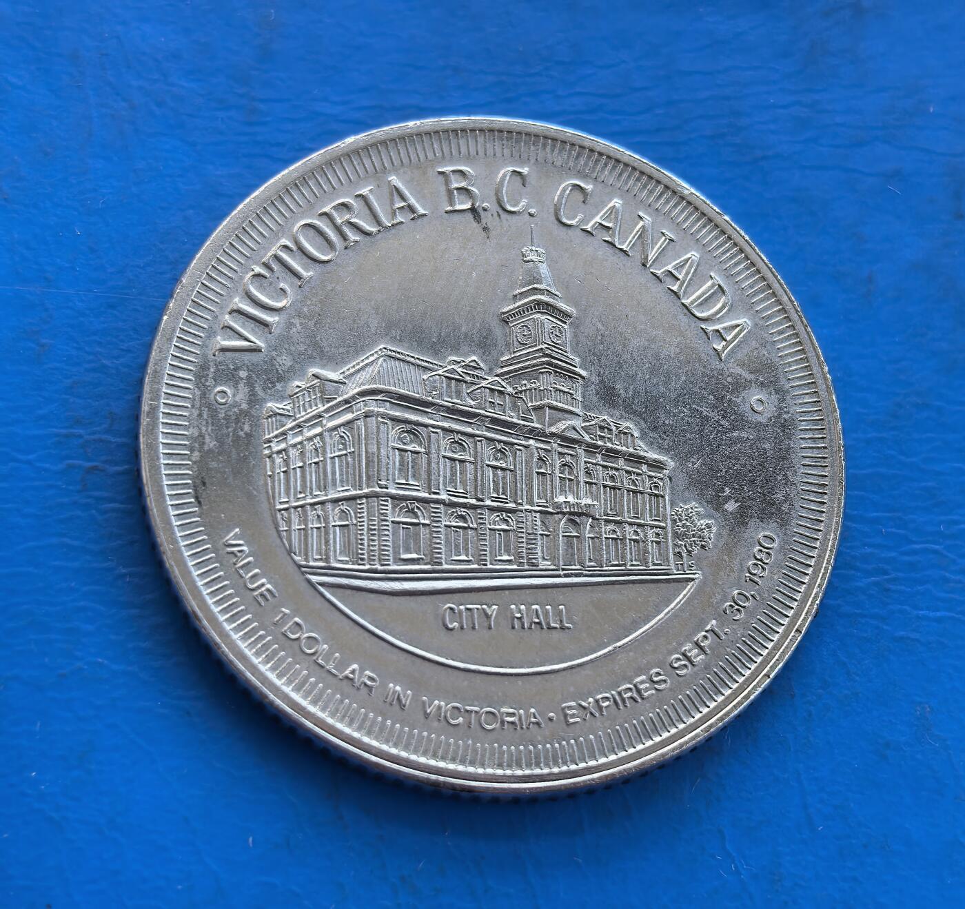 外国优质银币南亚香港苏联等专场，周六九点倒数截拍，满百包邮，持续收拍 加拿大1980 年不列颠哥伦比亚省维多利亚市的壹圆流通纪念币，正面为 “花园城市” 主题的街灯与花卉图案，背面是维多利亚市政厅建筑浮雕。原光包浆保留出厂光泽，兼具纪念意义与收藏价值，是加拿大地方流通纪念币中的优质品类。