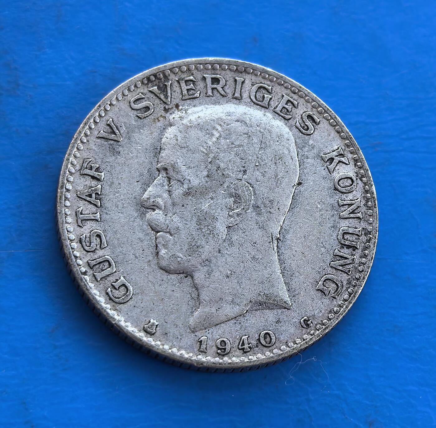 外国优质银币南亚香港苏联等专场，周六九点倒数截拍，满百包邮，持续收拍 高银版瑞典1940年古斯塔夫五世 1 克朗银币，正面是国王侧面像，轮廓沉稳刚毅，尽显北欧王室风范；背面是带皇冠的盾纹国徽，细节厚重，温润包浆沉淀着二战时期的历史底蕴，兼具欧洲王室钱币的收藏价值。