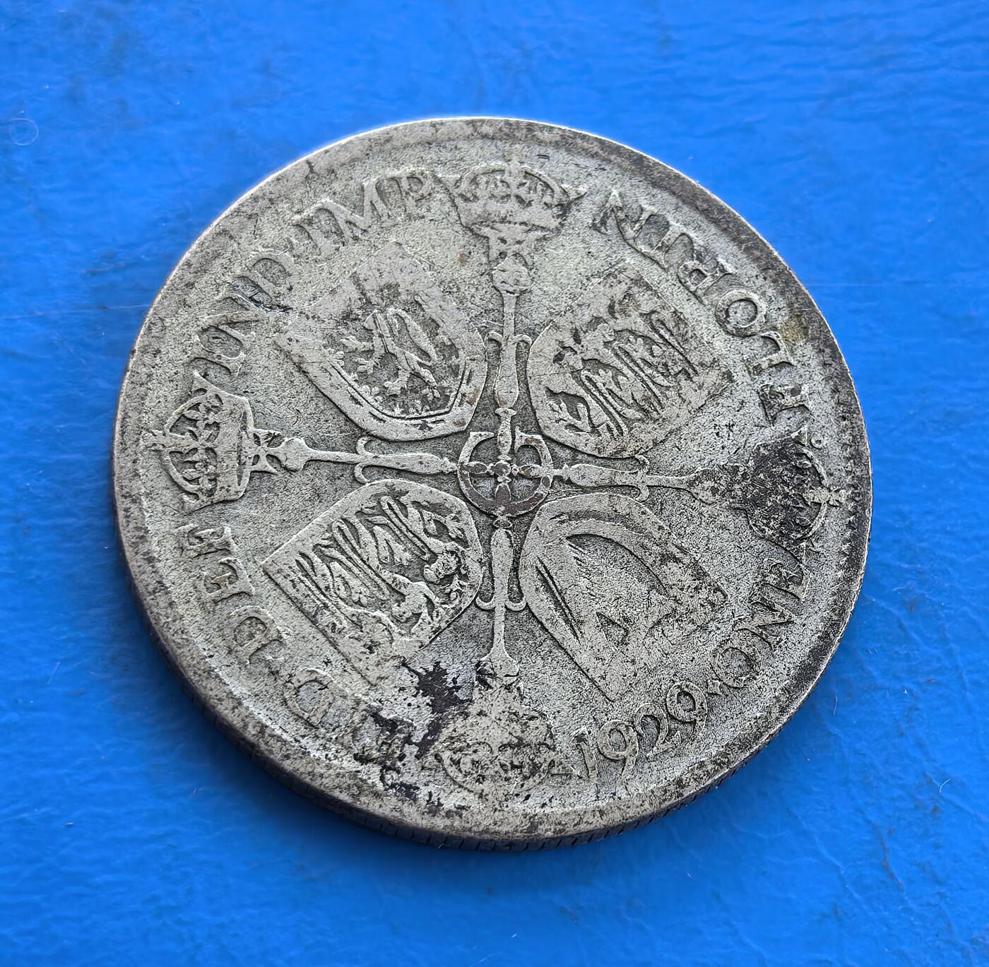 外国优质银币南亚香港苏联等专场，周六九点倒数截拍，满百包邮，持续收拍 英国1929年乔治五世佛罗林银币，正面是国王侧面像，轮廓沉稳刚毅，尽显英联邦王室风范；背面是四分盾纹国徽设计，细节厚重，温润包浆沉淀着一战后的历史底蕴，是兼具英伦特色与时代记忆的收藏币种。