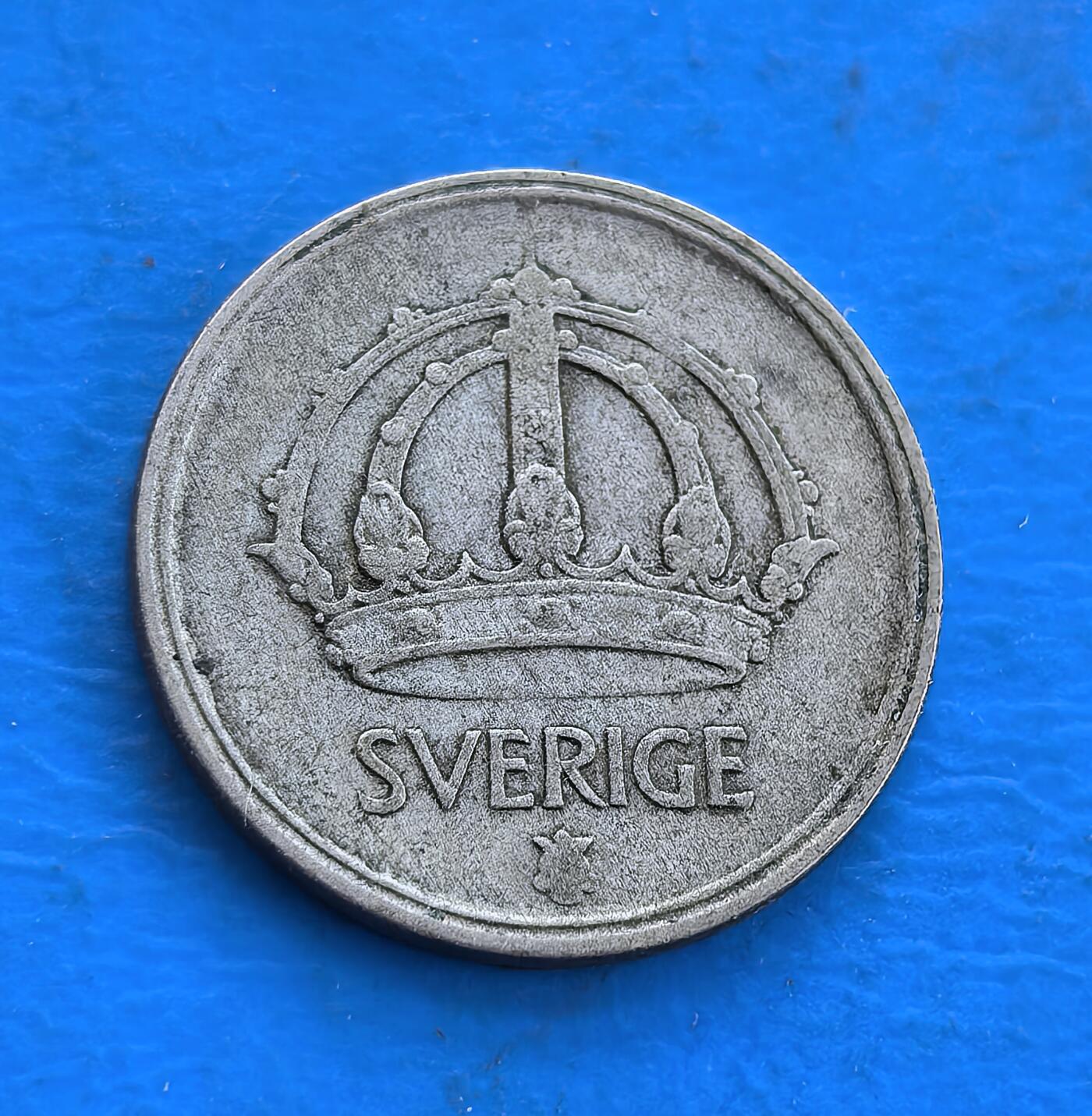 外国优质银币南亚香港苏联等专场，周六九点倒数截拍，满百包邮，持续收拍 瑞典1943 年10 欧尔银币，正面是瑞典王室皇冠浮雕，纹饰细腻，尽显北欧王室的庄重质感；背面大数字 “10” 搭配年份，设计简洁有力，温润包浆沉淀着二战时期的历史痕迹，兼具时代记忆与极简设计美学。