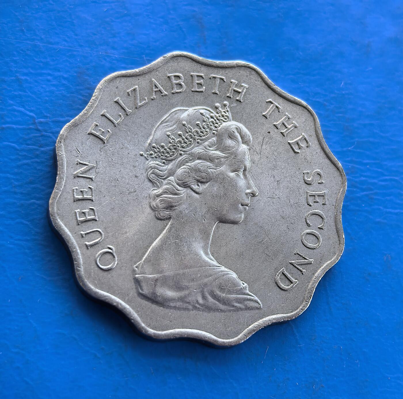 外国优质银币南亚香港苏联等专场，周六九点倒数截拍，满百包邮，持续收拍 原光1975年香港贰圆，正面为英女王伊丽莎白二世侧面像，环刻 “QUEEN ELIZABETH THE SECOND” 字样；背面是戴皇冠的狮子图案，搭配 “香港 贰圆” 字样与英文 “TWO DOLLARS”，采用独特的波浪花边设计。原光包浆保留出厂光泽，见证英属香港末期货币历史，是近代殖民钱币收藏的优质品类。