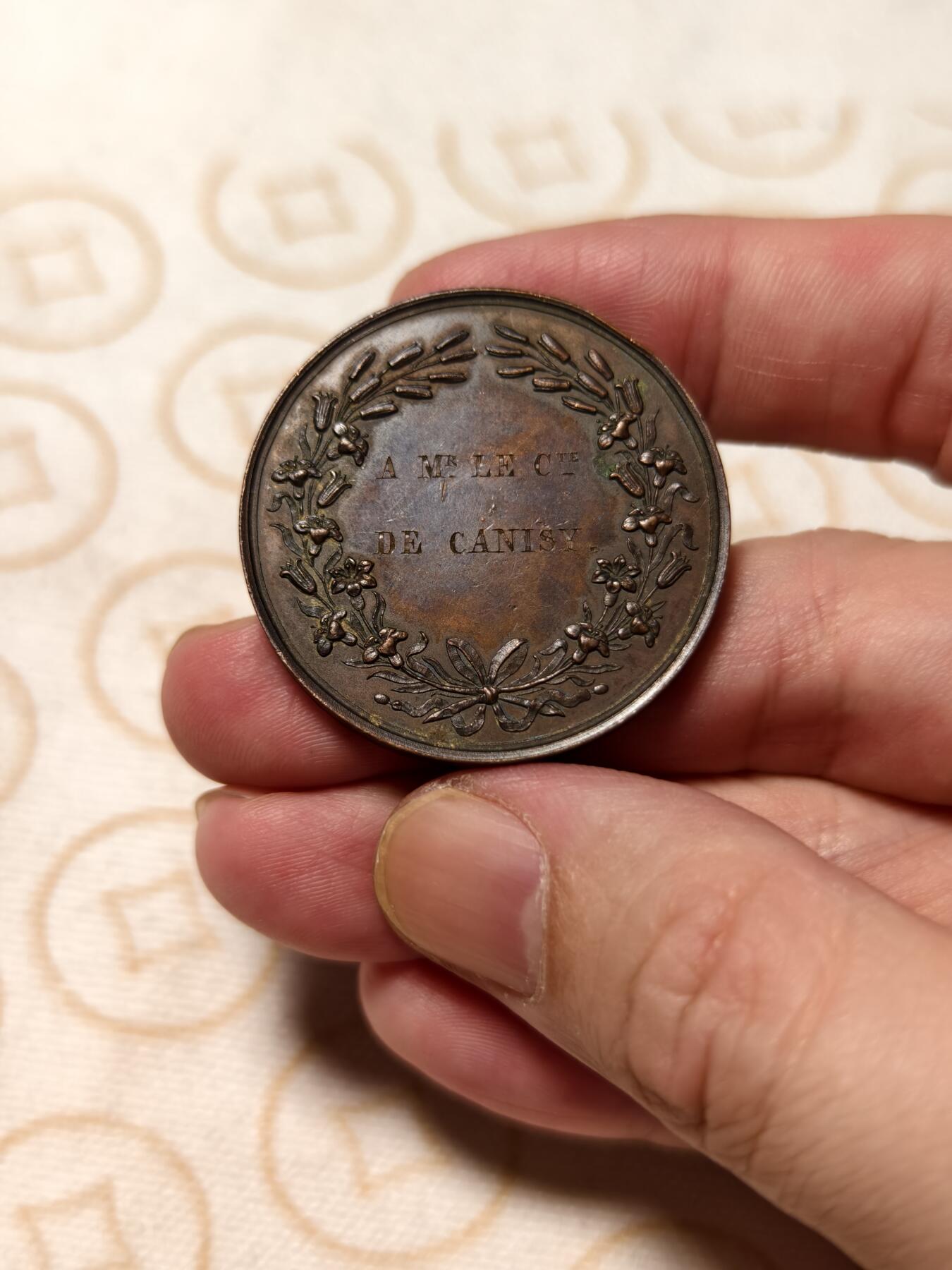 抚柳草堂-第八期章牌钱币 奖章勋章限时免佣 满百包邮 放漏专场 1843法国波旁王朝复辟时期末代王太子 波尔多公爵亨利德法兰西 非常不错的品种 早期光边原铸直径36mm 1830年8月2日至9日被拥立为国王七天后被奥尔良公爵路易·菲利普取代 流亡期间仅保留尚博伯爵头衔