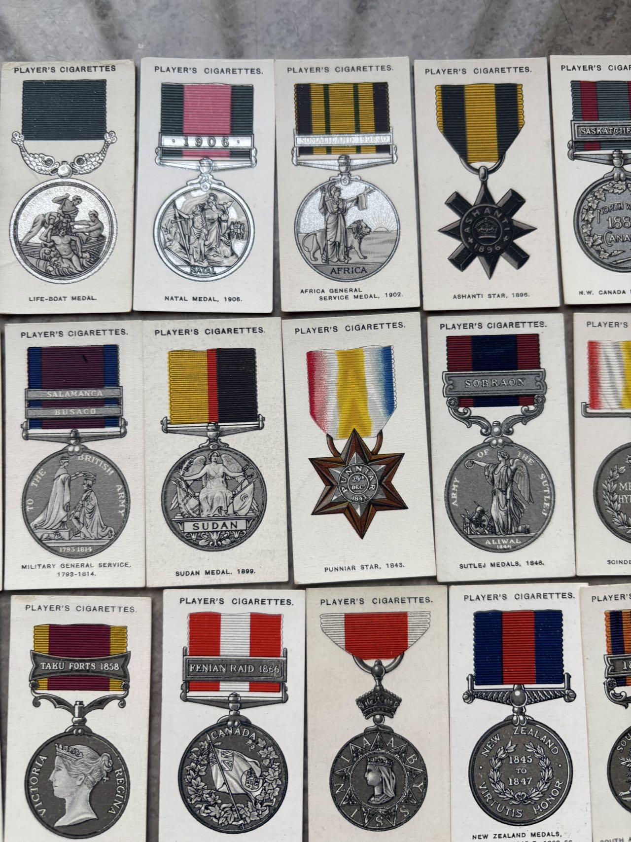 盛世勋华——号角文化勋章邮票专场拍卖第299期 英国1927年“战争勋章与奖章”系列烟卡（共50种 ），收录1815年至1927年英国及英帝国各时期军事勋章、战役奖章，包括一鸦，二鸦，庚子，西藏等，正面为勋章图案与勋带，背面附详细历史背景与授予规则。并附有详细文字介绍。