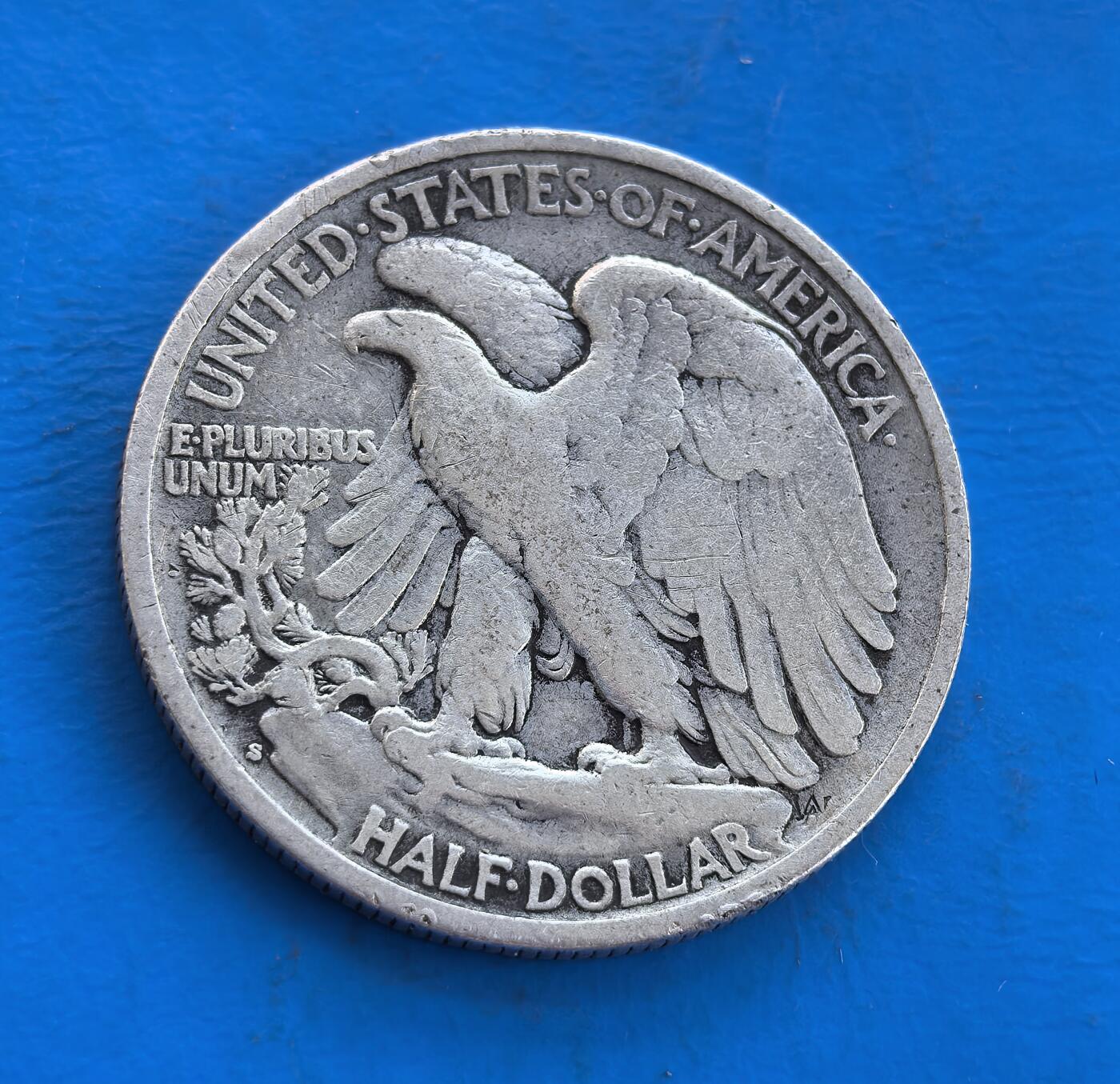 外国优质银币南亚香港苏联等专场，周六九点倒数截拍，满百包邮，持续收拍 美国1941 年行走女神半元银币S版，正面是象征自由的行走女神浮雕，裙摆飘逸、手持橄榄枝，尽显优雅力量感；背面为展翅雄鹰图案，承载美国早期货币史，银质包浆温润，兼具艺术美感与收藏价值。