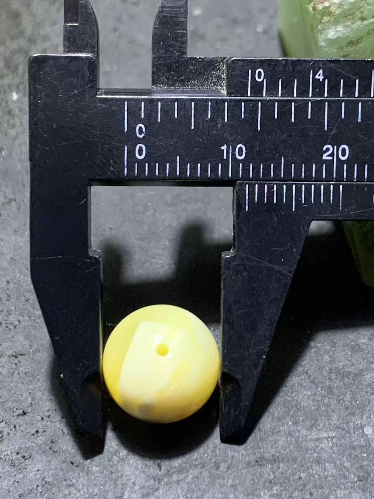 天然乌克兰原矿蜜蜡通货圆珠一颗，