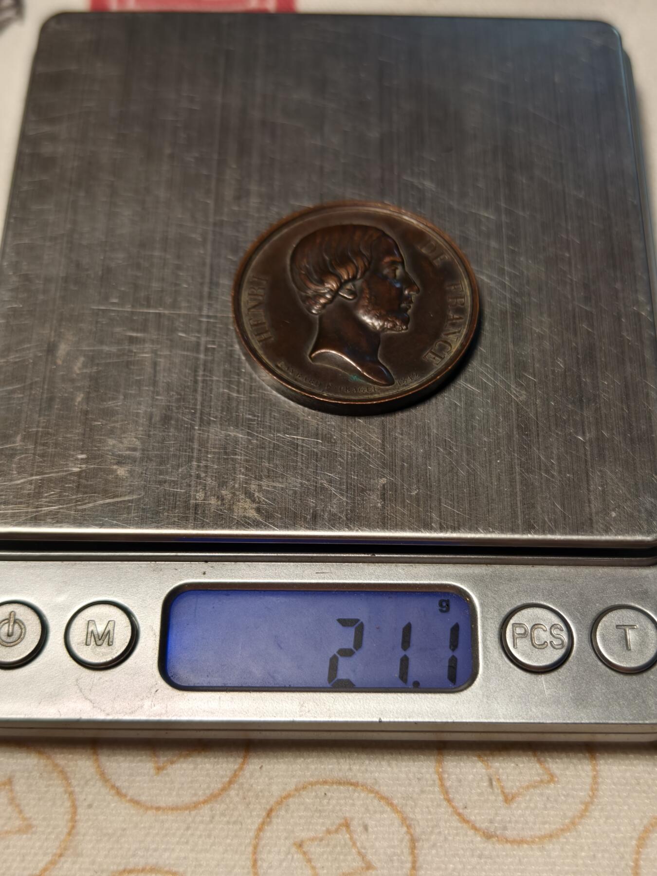 抚柳草堂-第八期章牌钱币 奖章勋章限时免佣 满百包邮 放漏专场 1843法国波旁王朝复辟时期末代王太子 波尔多公爵亨利德法兰西 非常不错的品种 早期光边原铸直径36mm 1830年8月2日至9日被拥立为国王七天后被奥尔良公爵路易·菲利普取代 流亡期间仅保留尚博伯爵头衔