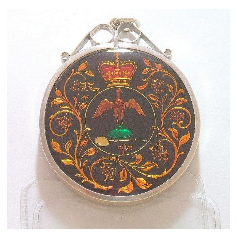 【旋风钱币】1月17日19:00准时开拍 精美欧洲币章、银币银章、第三帝国钱币等 全场包邮！ 【银】纯手工银 英国1977年女王银婚珐琅彩镀金高浮雕精制带釉银币章吊坠 40MM 37克