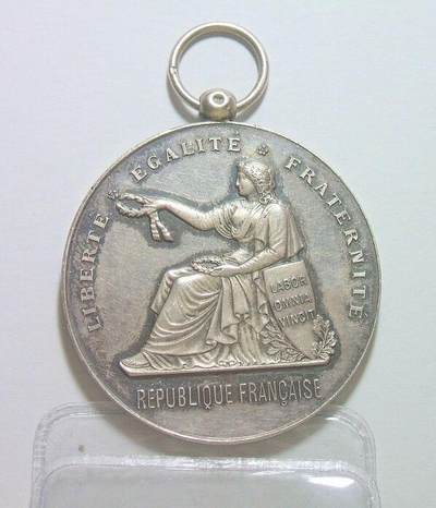 【银】法国1905年 玛丽安娜女神坐像高浮雕精制大银章 43MM 29克 【银】法国1905年 玛丽安娜女神坐像高浮雕精制大银章 43MM 29克