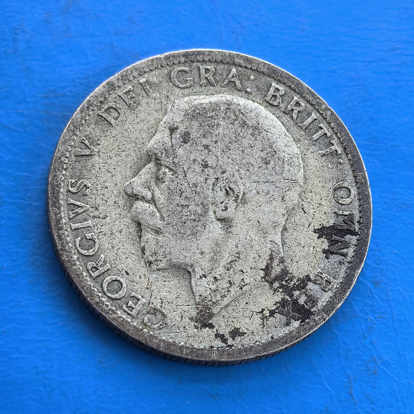 外国优质银币南亚香港苏联等专场，周六九点倒数截拍，满百包邮，持续收拍 英国1929年乔治五世佛罗林银币，正面是国王侧面像，轮廓沉稳刚毅，尽显英联邦王室风范；背面是四分盾纹国徽设计，细节厚重，温润包浆沉淀着一战后的历史底蕴，是兼具英伦特色与时代记忆的收藏币种。