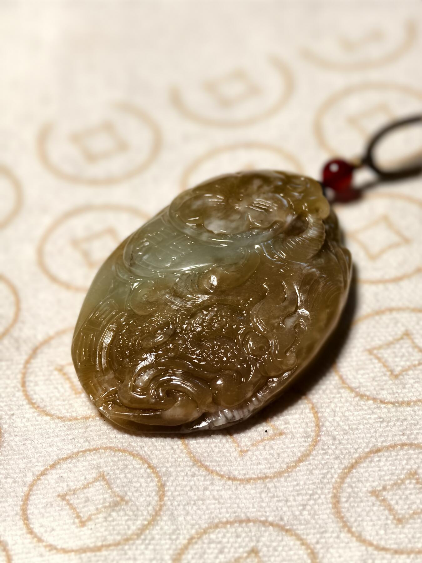 抚柳草堂-第八期章牌钱币 奖章勋章限时免佣 满百包邮 放漏专场 和田玉新疆且末料纯手工雕刻一念之间 玉质油润 质地均匀 长59mm款41mm重44.9g 