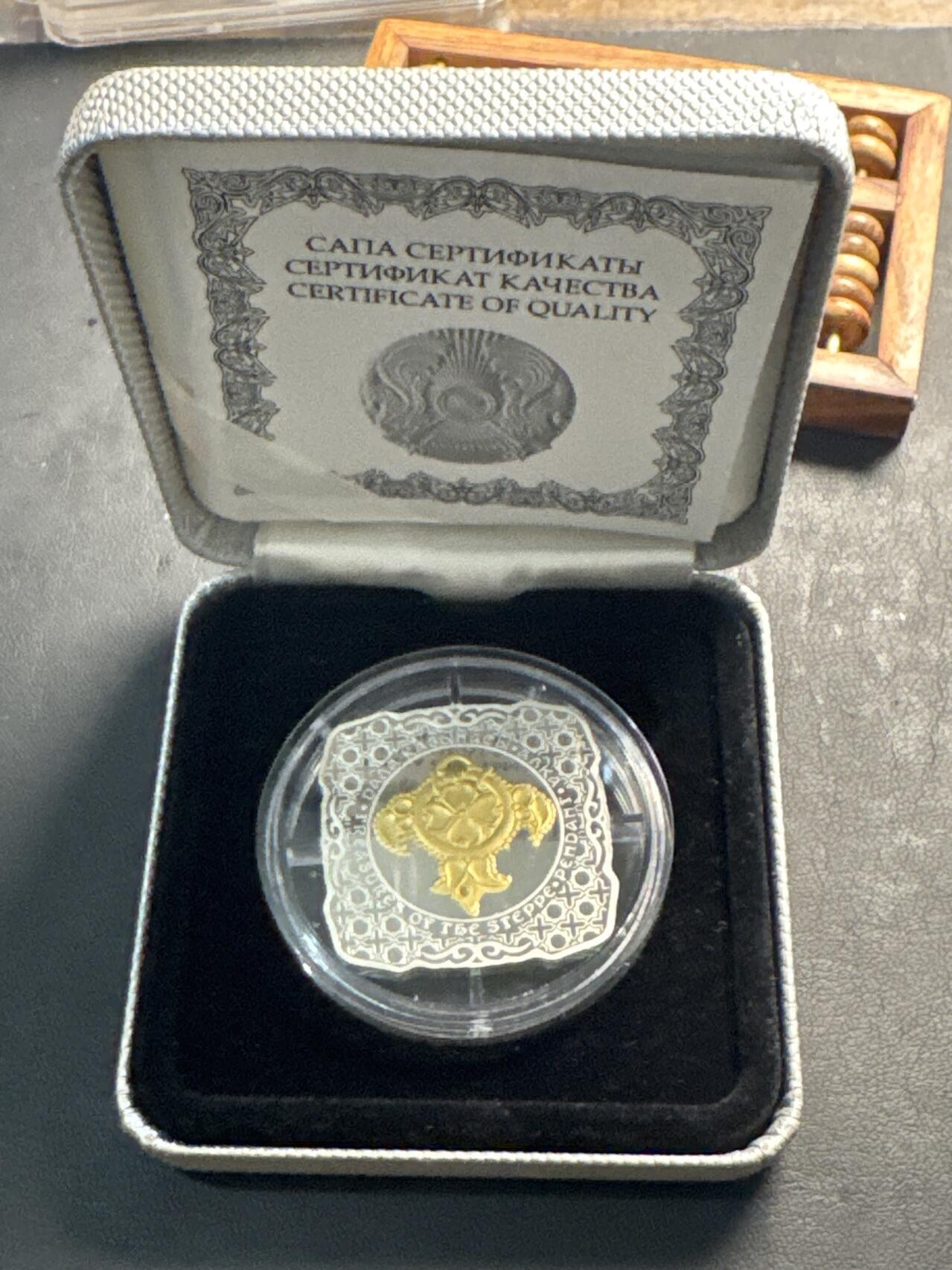 ❤️【币观天下】❤️ 第339期钱币拍卖- 2026.1.16周五晚上6点半场-长期征集拍品 哈萨克斯坦2015年草原瑰宝②传统金坠饰花边方形镀金精制纪念银币