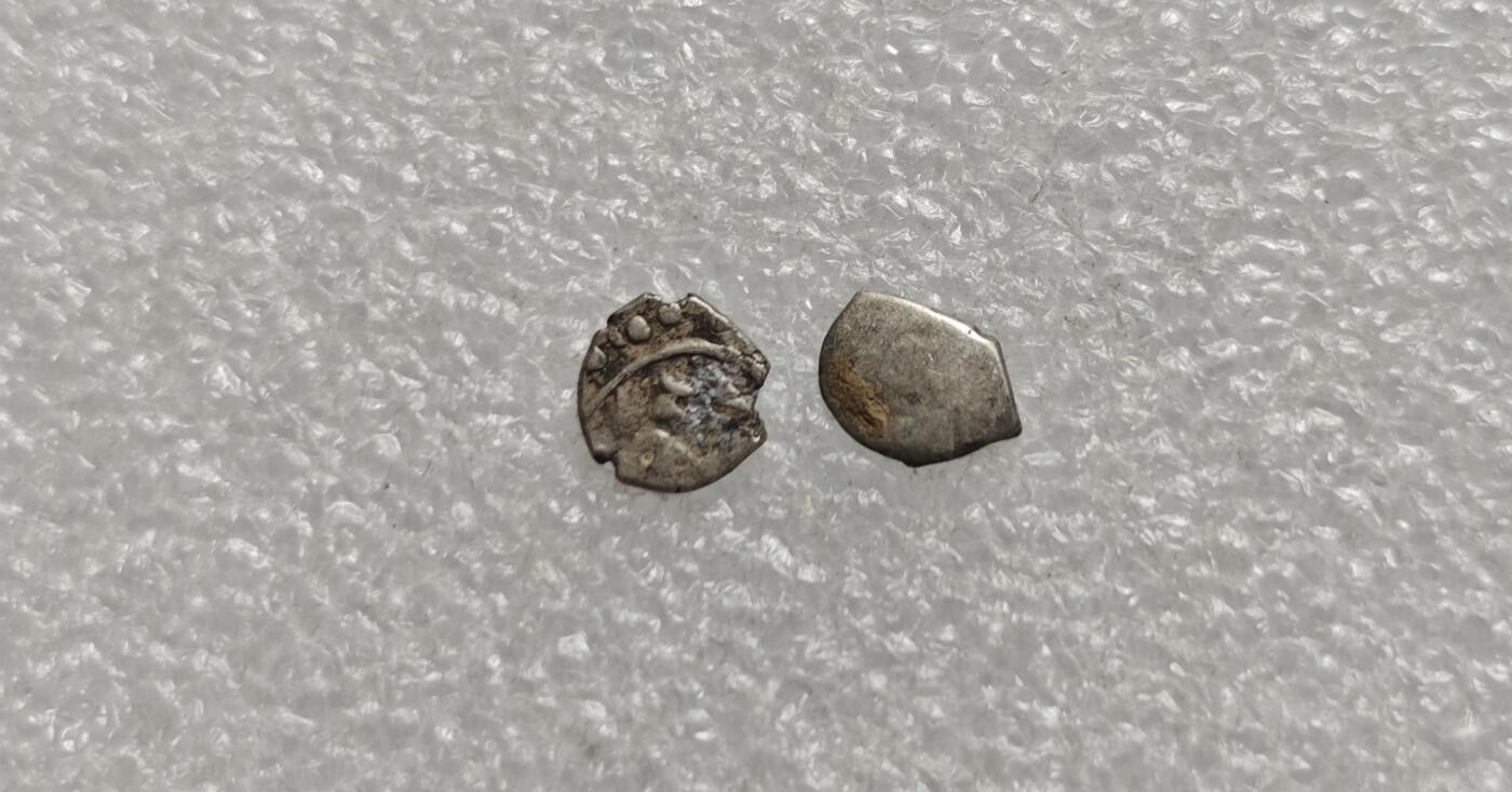 瓶子🏺第225期拍卖会  9世纪 信德王国的迪尔姆 信德王国位于印度洋沿岸，地处今巴基斯坦的印度河入海口 它夹在两大强国印度和波斯之间，数百年来一直为独立而斗争  公元8世纪  信德不得不向穆斯林臣服