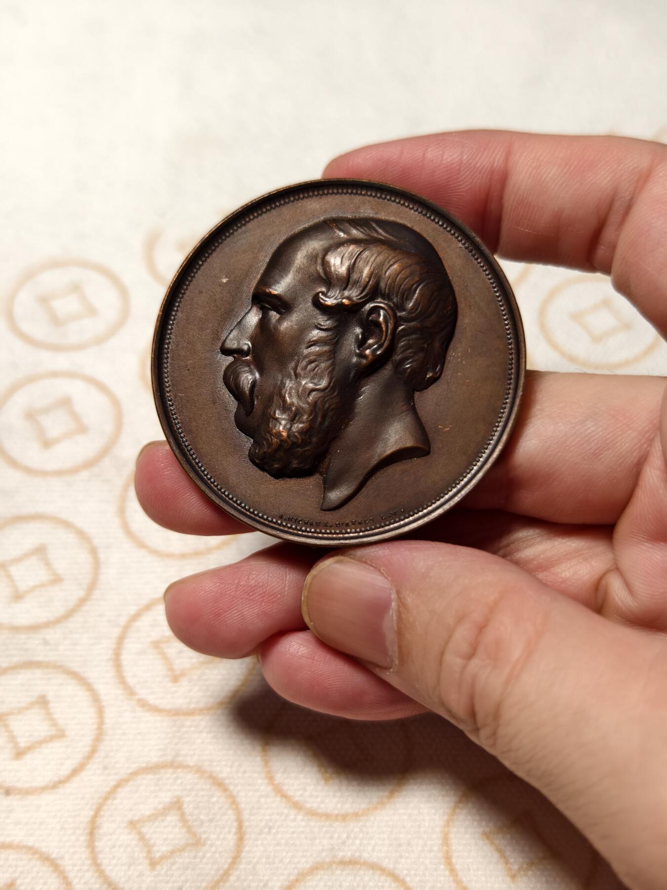 抚柳草堂-第八期章牌钱币 奖章勋章限时免佣 满百包邮 放漏专场 1935比利时生物化学学会第六届全国生物化学大会大铜章 超高浮雕人物非常传神 直径50.6mm  重量64g