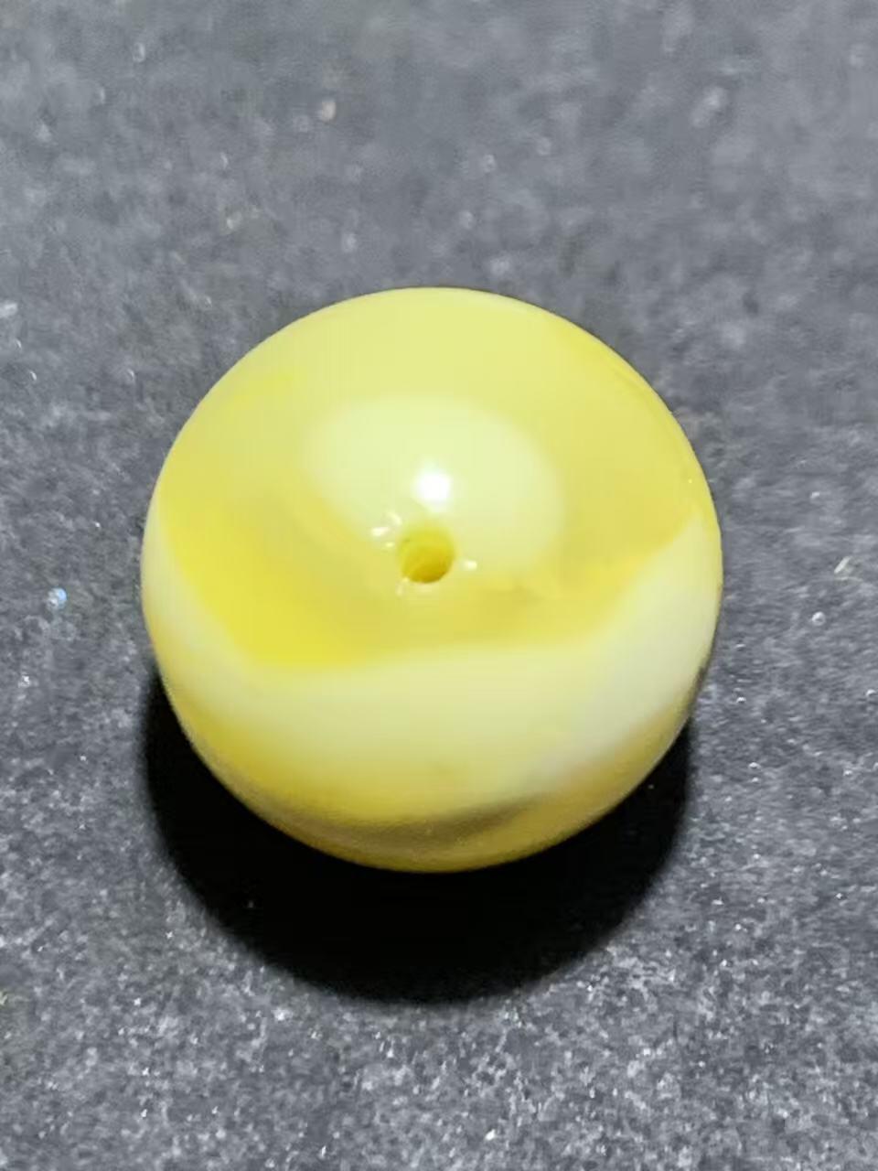 天然乌克兰原矿蜜蜡通货圆珠一颗，