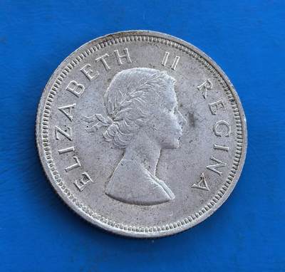 外国优质银币南亚香港苏联等专场，周六九点倒数截拍，满百包邮，持续收拍 - 南非1954 年 2.5 先令银币，正面是伊丽莎白二世女王的年轻侧面像，发丝纹理清晰，尽显优雅气质；背面为南非盾形纹章与皇冠浮雕，承载英联邦时期的历史印记，银质包浆温润，兼具收藏与历史价值。